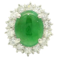 Anello cocktail in platino con giada verde ovale da 4,75 carati e diamanti a raggiera