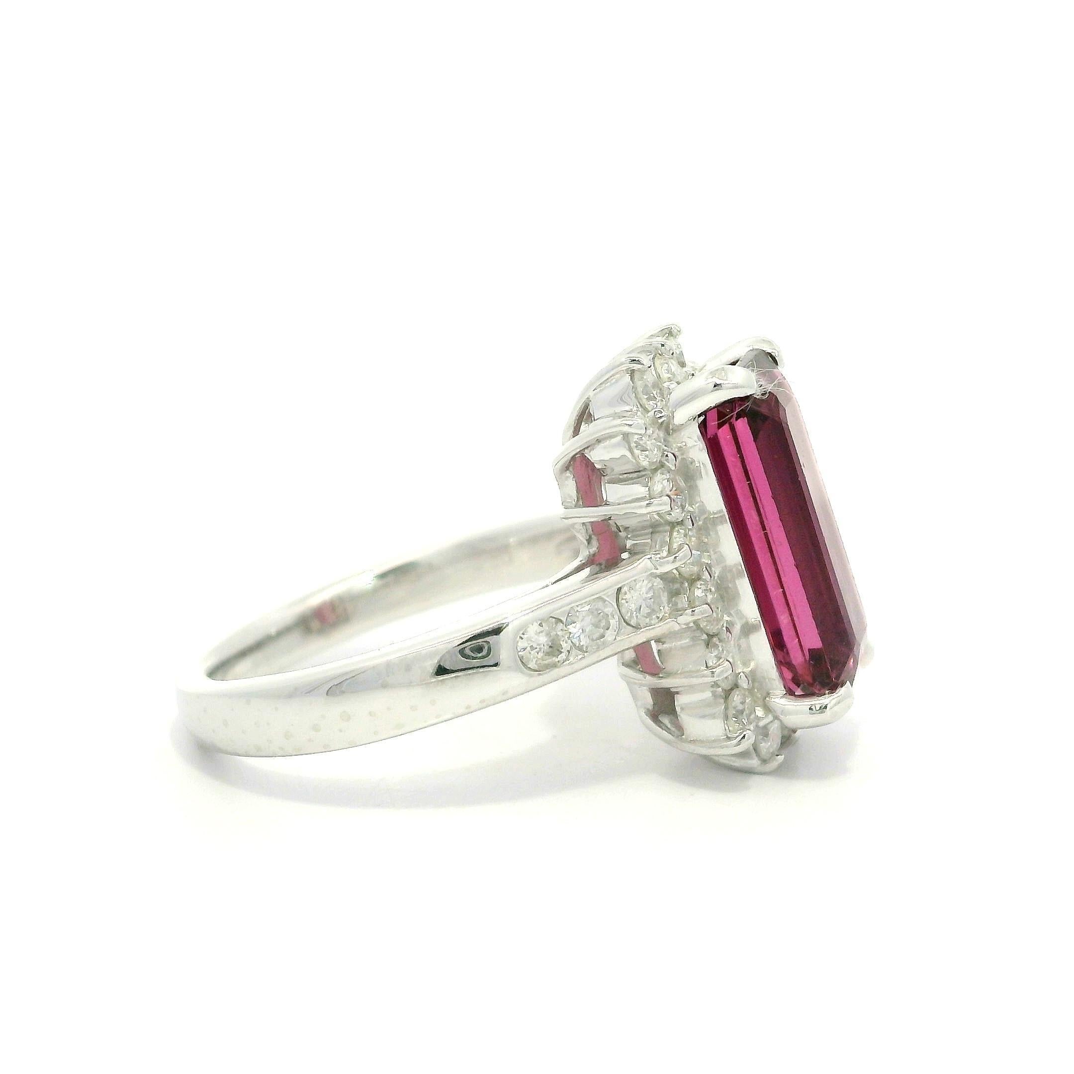Anillo de Platino con Halo de Turmalina y Diamantes de Corte Esmeralda Largo de 4,77 ctw en venta 5