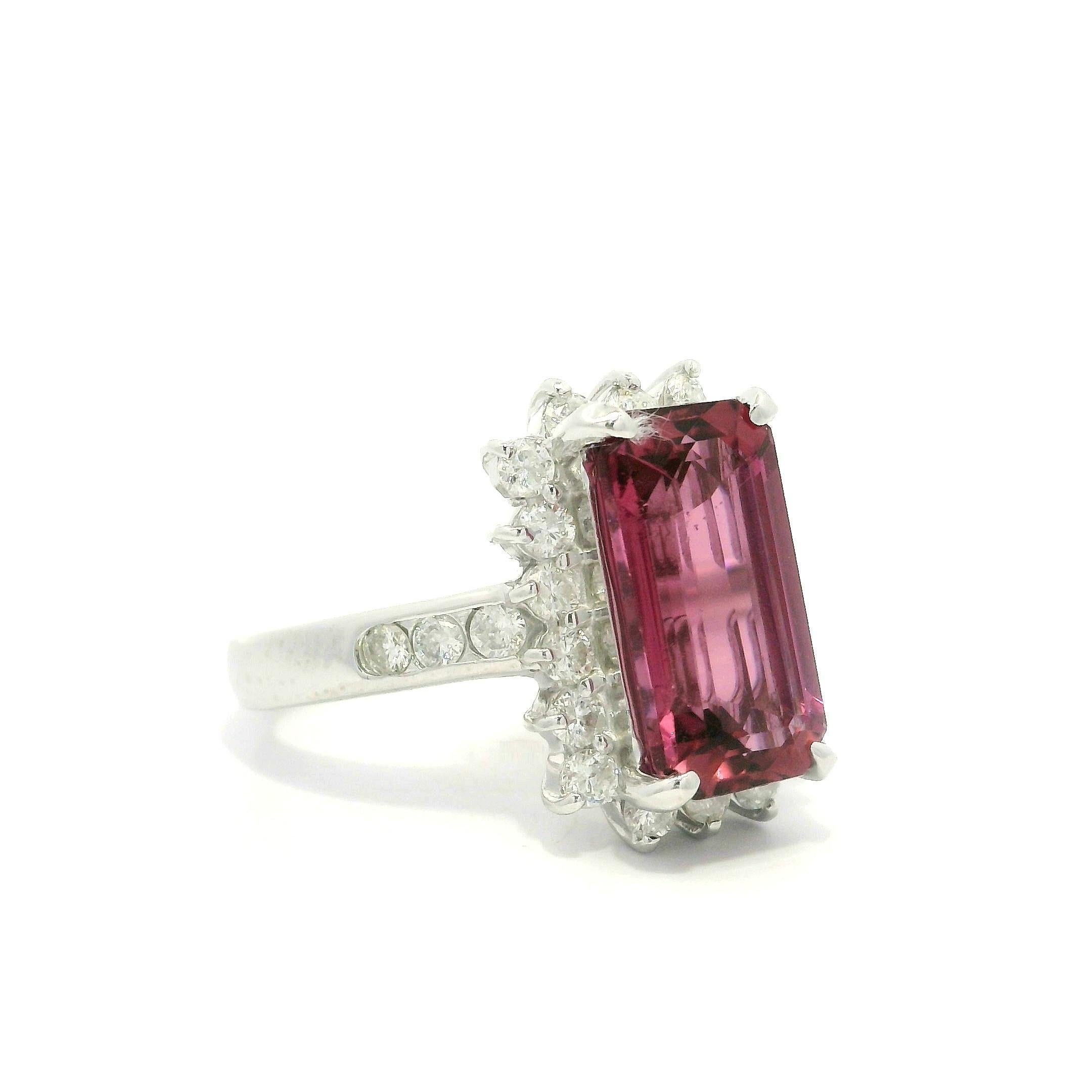 Anillo de Platino con Halo de Turmalina y Diamantes de Corte Esmeralda Largo de 4,77 ctw en venta 8