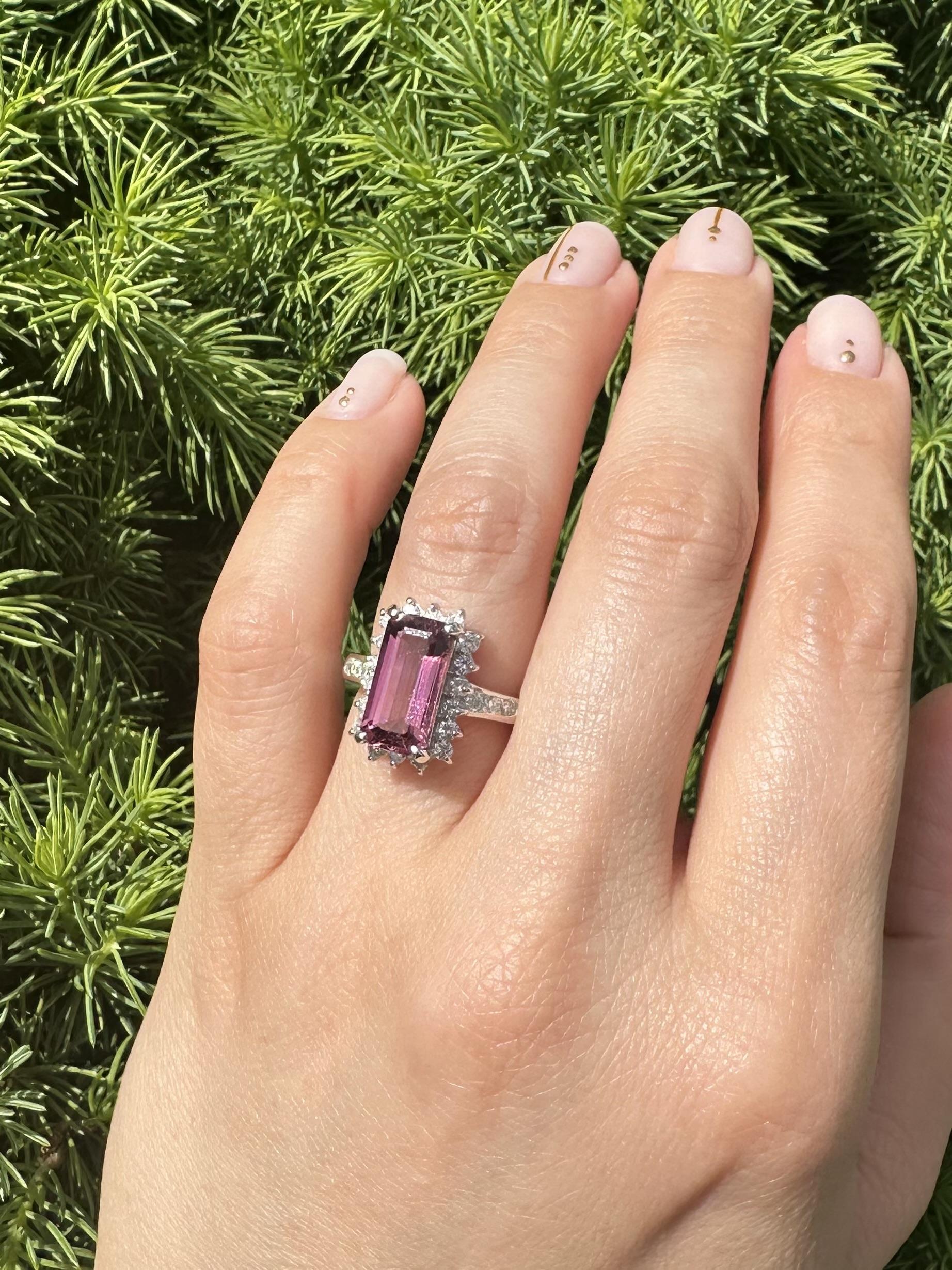 --Piedra(s):--
(1) Turmalina natural auténtica - talla esmeralda larga - engastada - color rosa - 13,2x6,9mm - 4,00ct (exacto)
Numerosos Diamantes Naturales Auténticos - Talla Brillante Redonda - Engastados en Punta y Canal - Bonito Color Blanco
