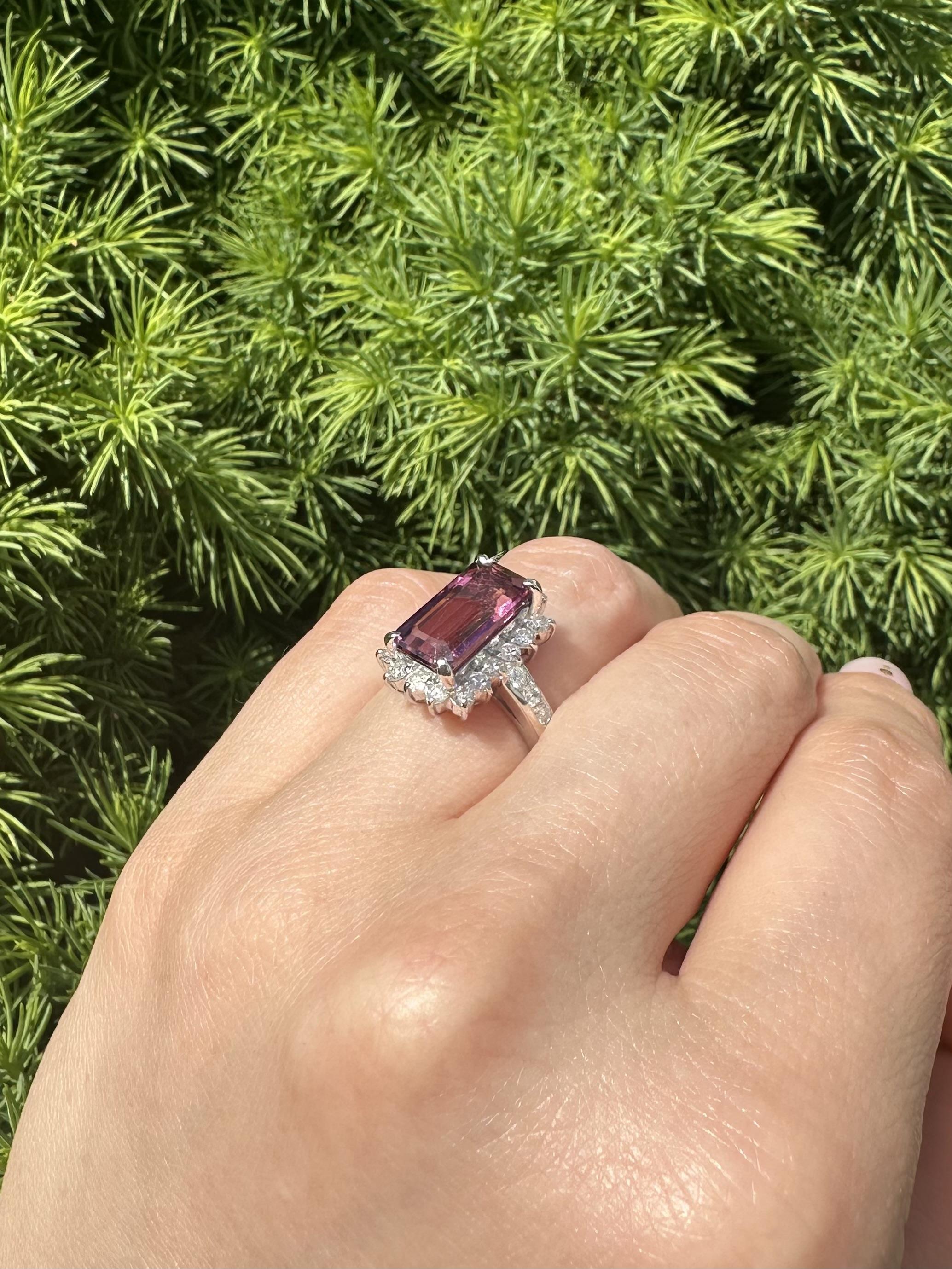 Anillo de Platino con Halo de Turmalina y Diamantes de Corte Esmeralda Largo de 4,77 ctw Corte esmeralda en venta