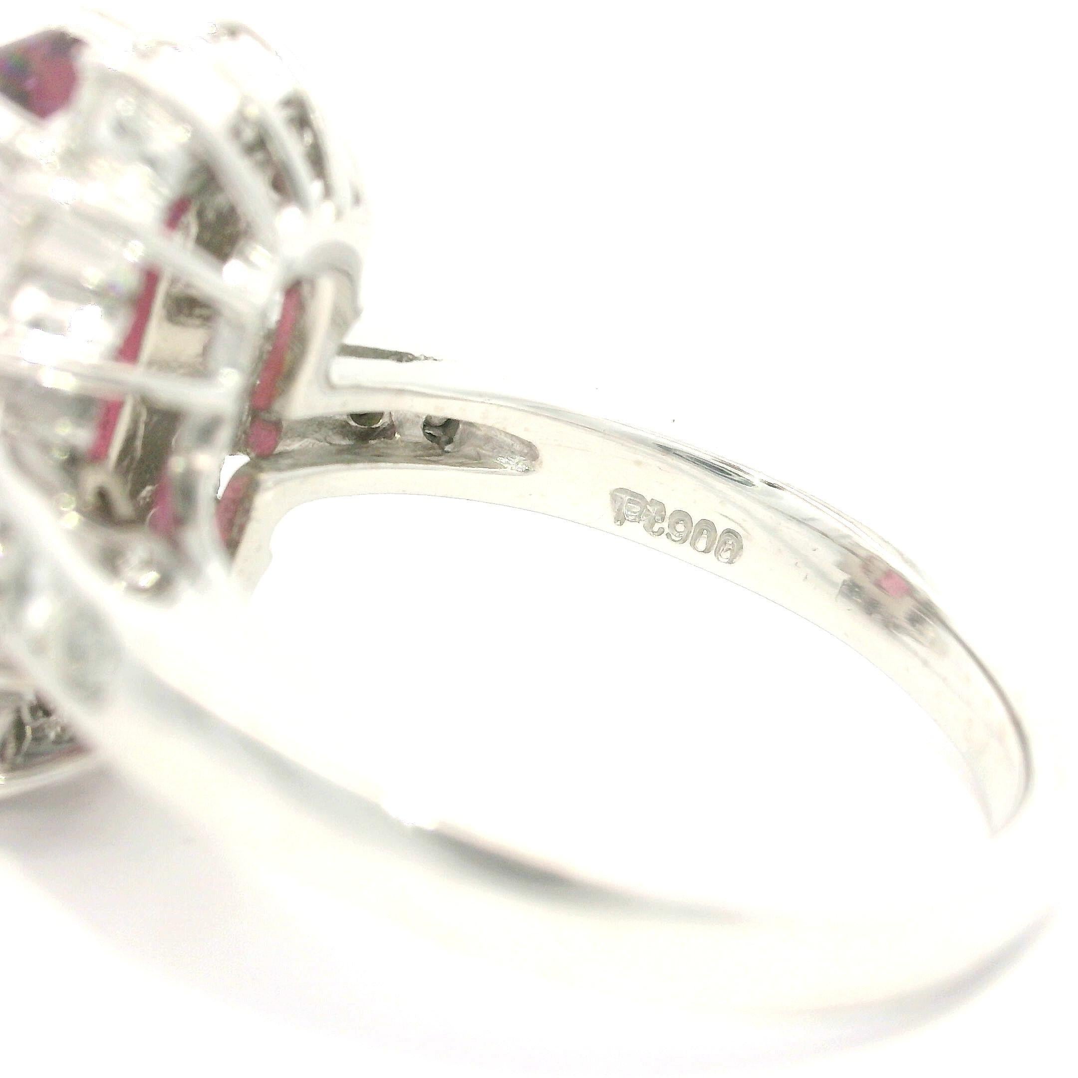 Anillo de Platino con Halo de Turmalina y Diamantes de Corte Esmeralda Largo de 4,77 ctw en Excelente estado para la venta en Montclair, NJ