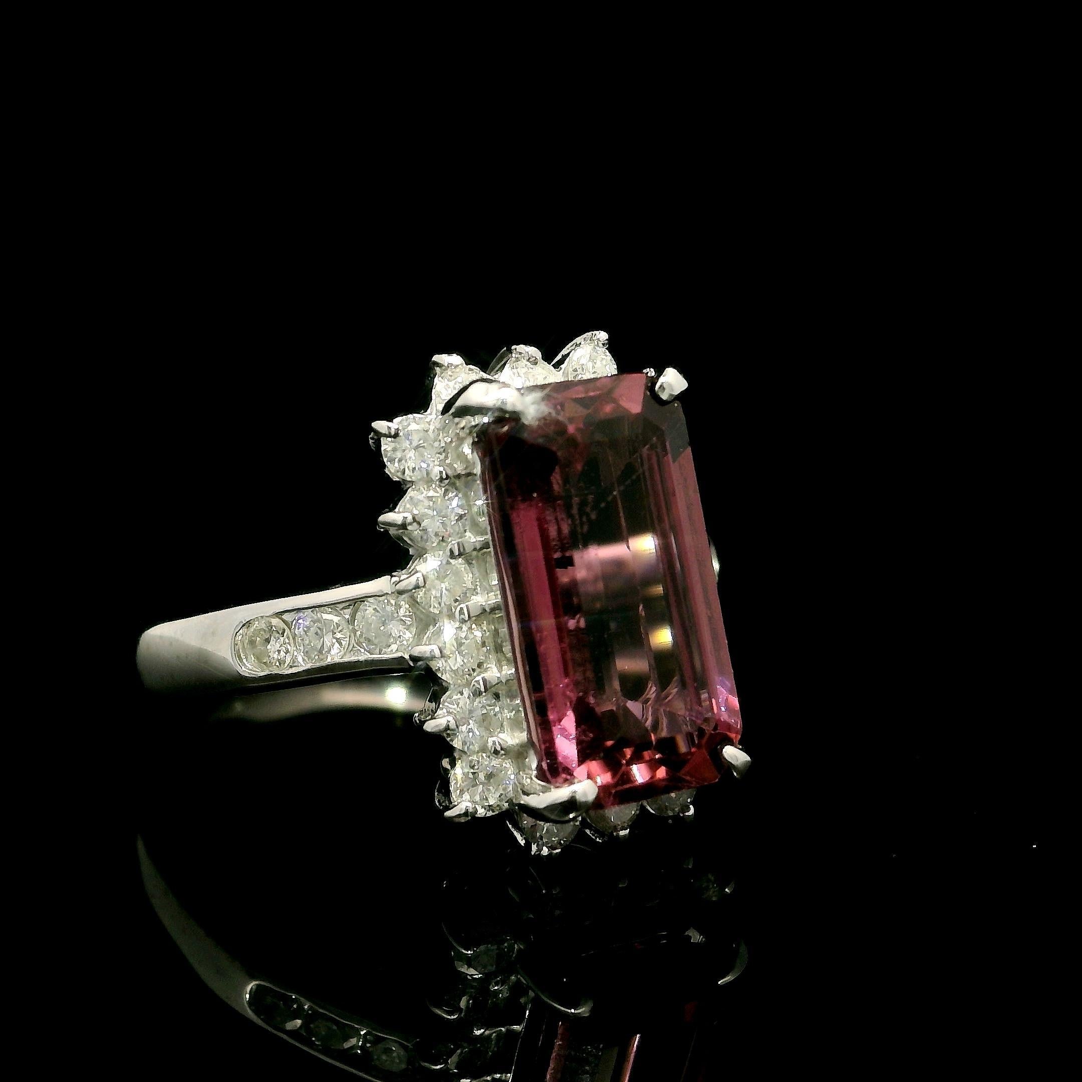 Anillo de Platino con Halo de Turmalina y Diamantes de Corte Esmeralda Largo de 4,77 ctw en venta 1
