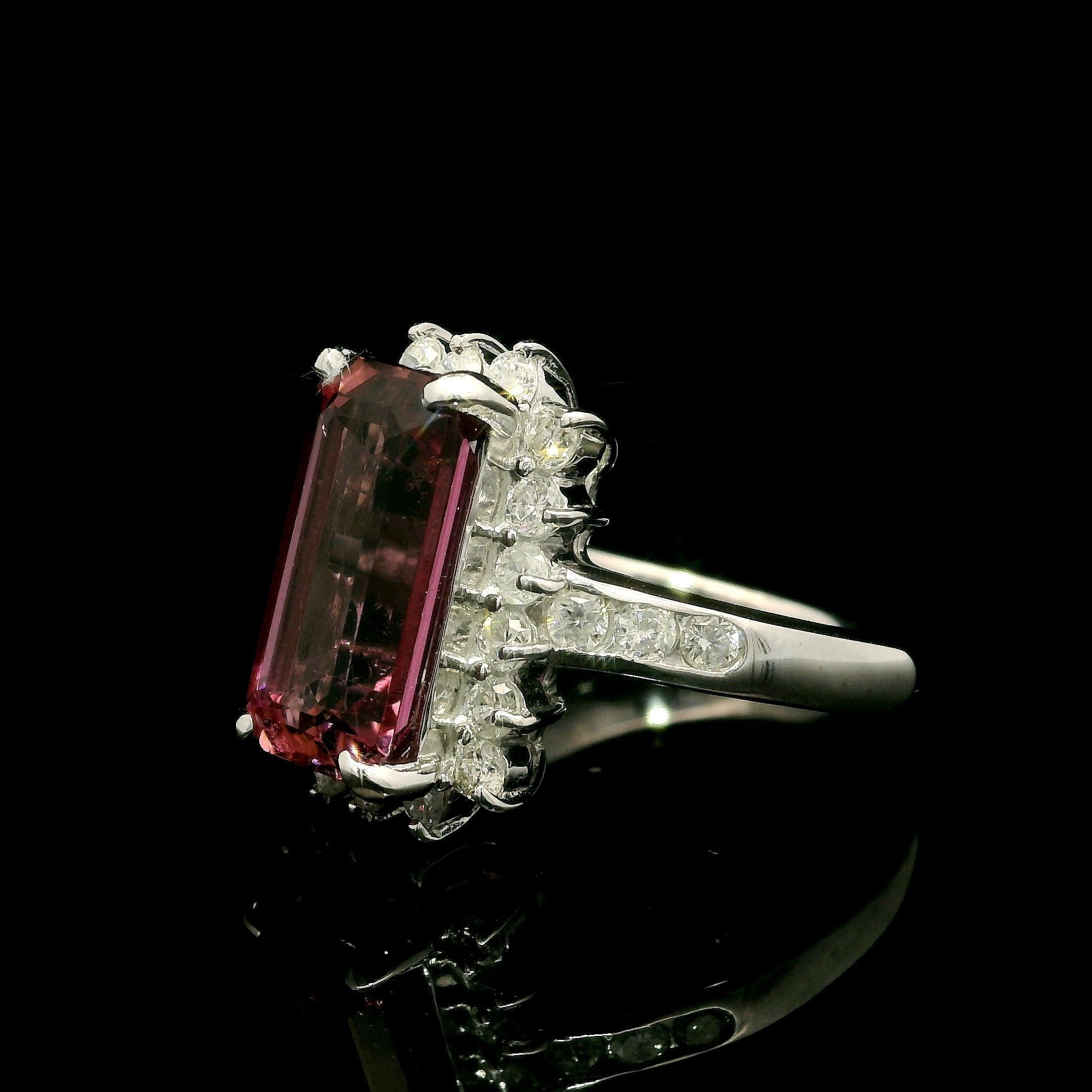 Anillo de Platino con Halo de Turmalina y Diamantes de Corte Esmeralda Largo de 4,77 ctw en venta 2