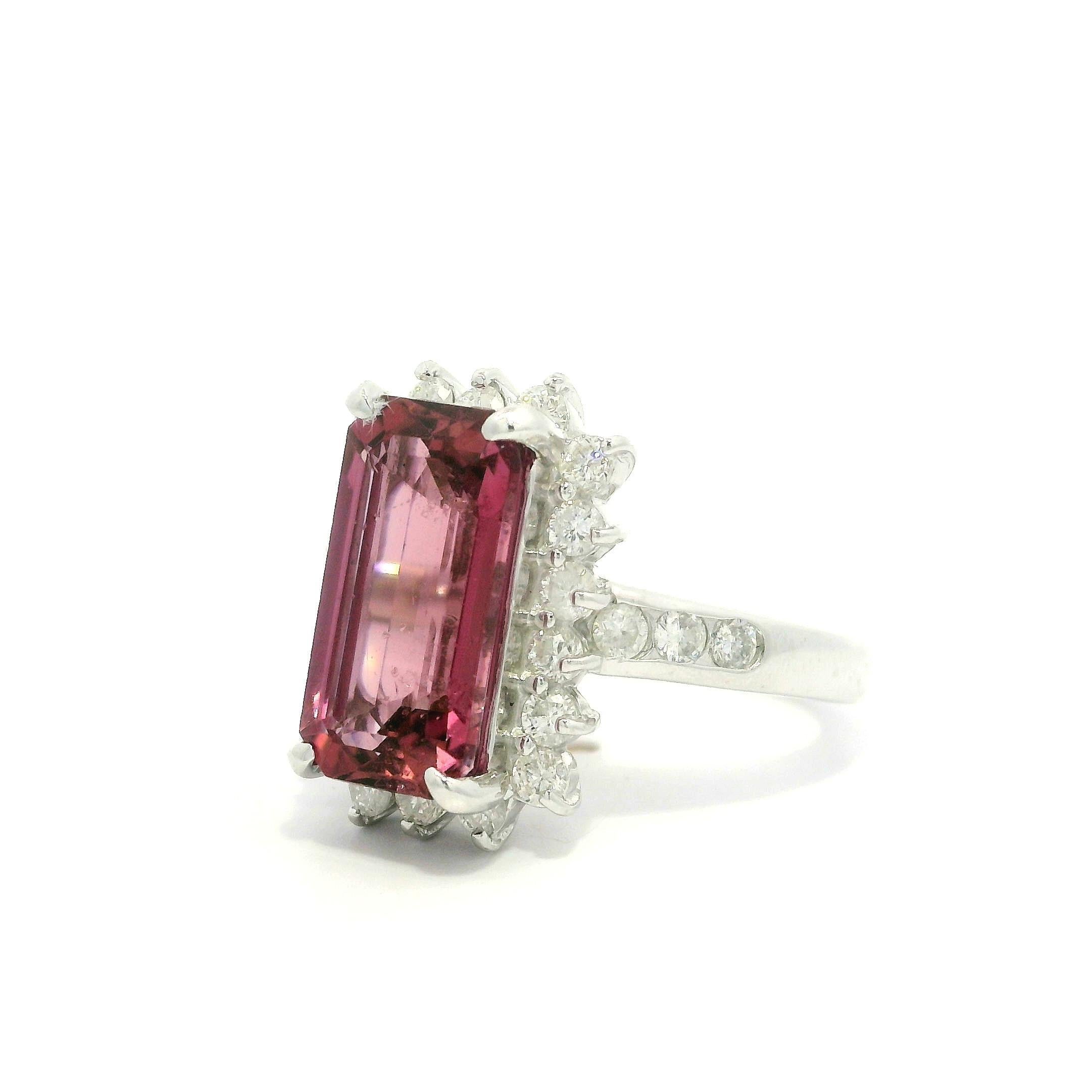 Anillo de Platino con Halo de Turmalina y Diamantes de Corte Esmeralda Largo de 4,77 ctw en venta 3