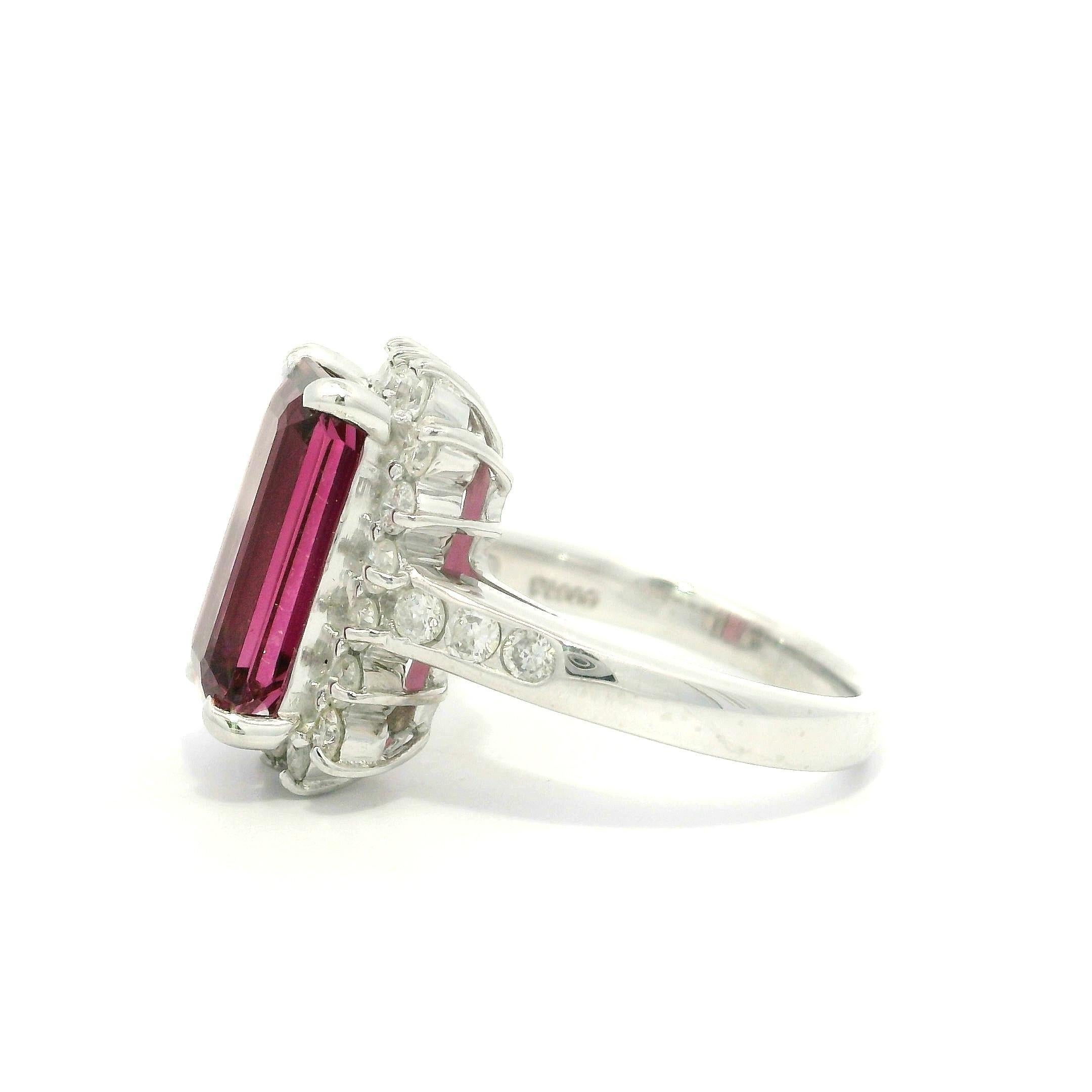 Anillo de Platino con Halo de Turmalina y Diamantes de Corte Esmeralda Largo de 4,77 ctw en venta 4