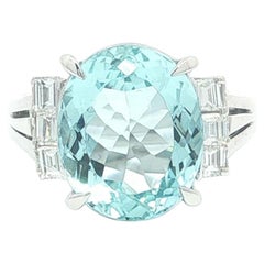 Anello classico in platino con acquamarina ovale e diamanti taglio Step da 4,84 ct.