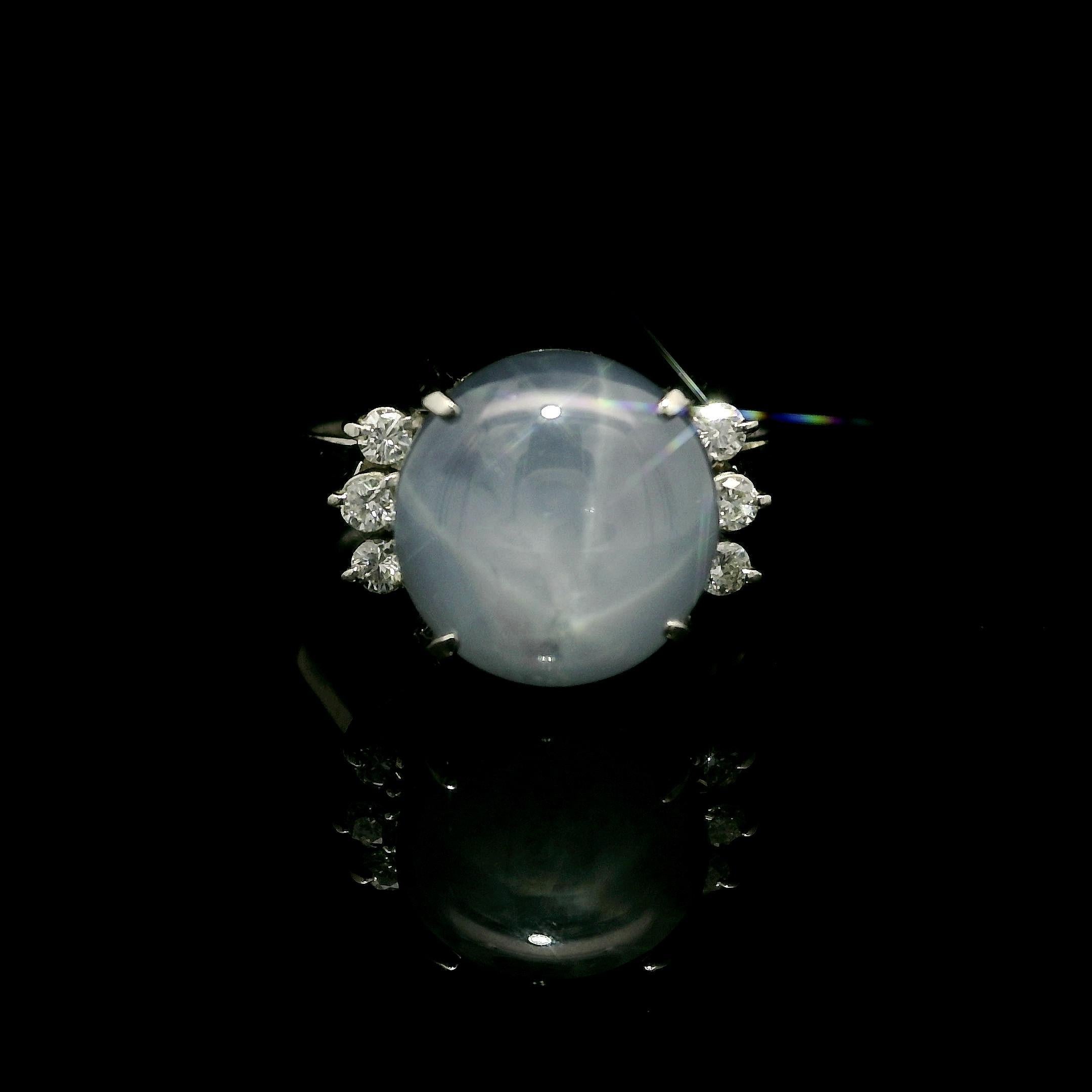 --Stein(e):--
(1) Natürlicher echter Sternsaphir - ovaler Cabochon-Schliff - Zackenfassung - leicht graublaue Farbe - lebendiger 6-schenkliger Stern - 9,7x9,4mm - 4,75ct (genau)
(6) Natürliche Echte Diamanten - Runder Brillantschliff - Zackenfassung
