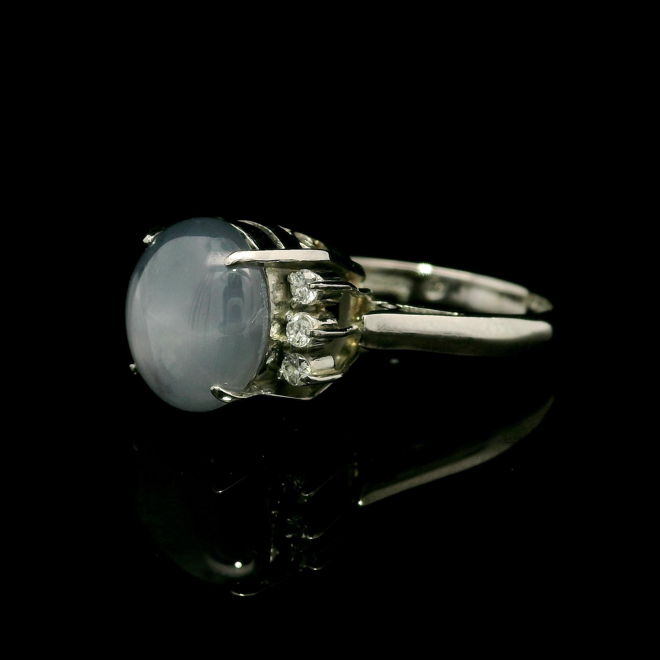 Platin 4,85ctw Cabochon Vivid Star Sapphire & Diamant Seiten Ring im Zustand „Hervorragend“ im Angebot in Montclair, NJ