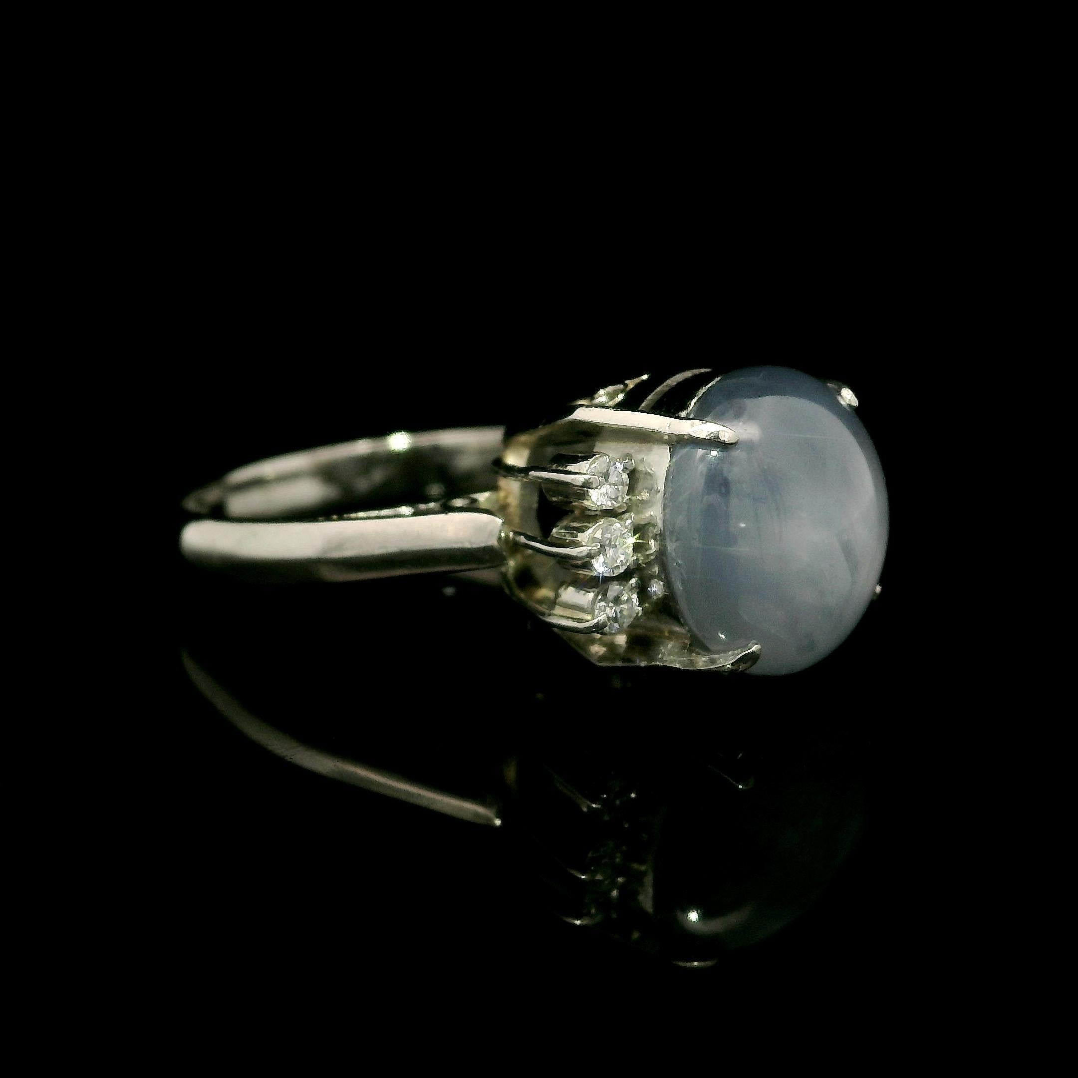 Platin 4,85ctw Cabochon Vivid Star Sapphire & Diamant Seiten Ring Damen im Angebot