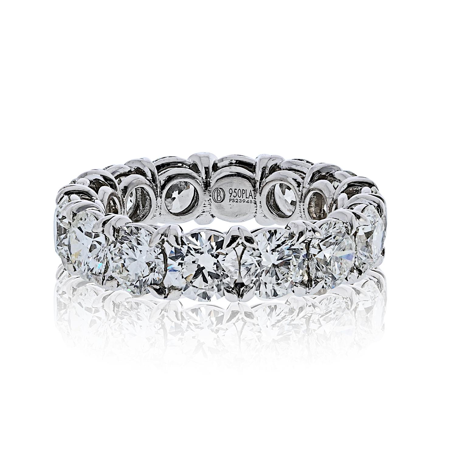 Simbolo senza tempo dell'amore eterno, questa squisita fascia per l'eternità è realizzata in lussuoso platino e incastonata con circa 4,86 carati di diamanti naturali a taglio brillante. Ogni diamante è stato accuratamente selezionato per la sua