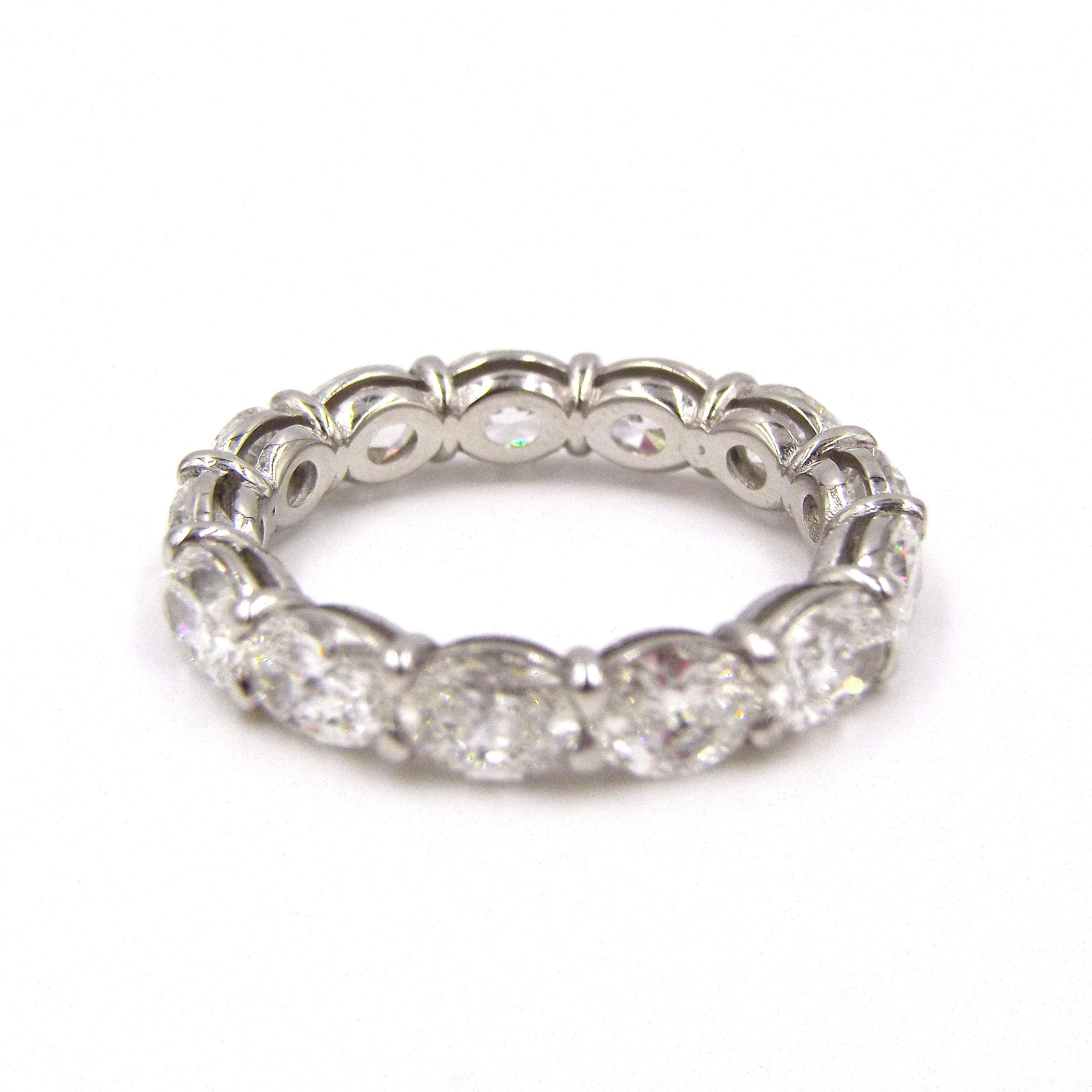 Metall: Platin (getestet, keine Punzierungen)
Diamanten: 13 ovale Steine mit einem Gesamtgewicht von 4 Karat
Farbe: F-G
Klarheit: VS-VVS
Größe: 6.5 US