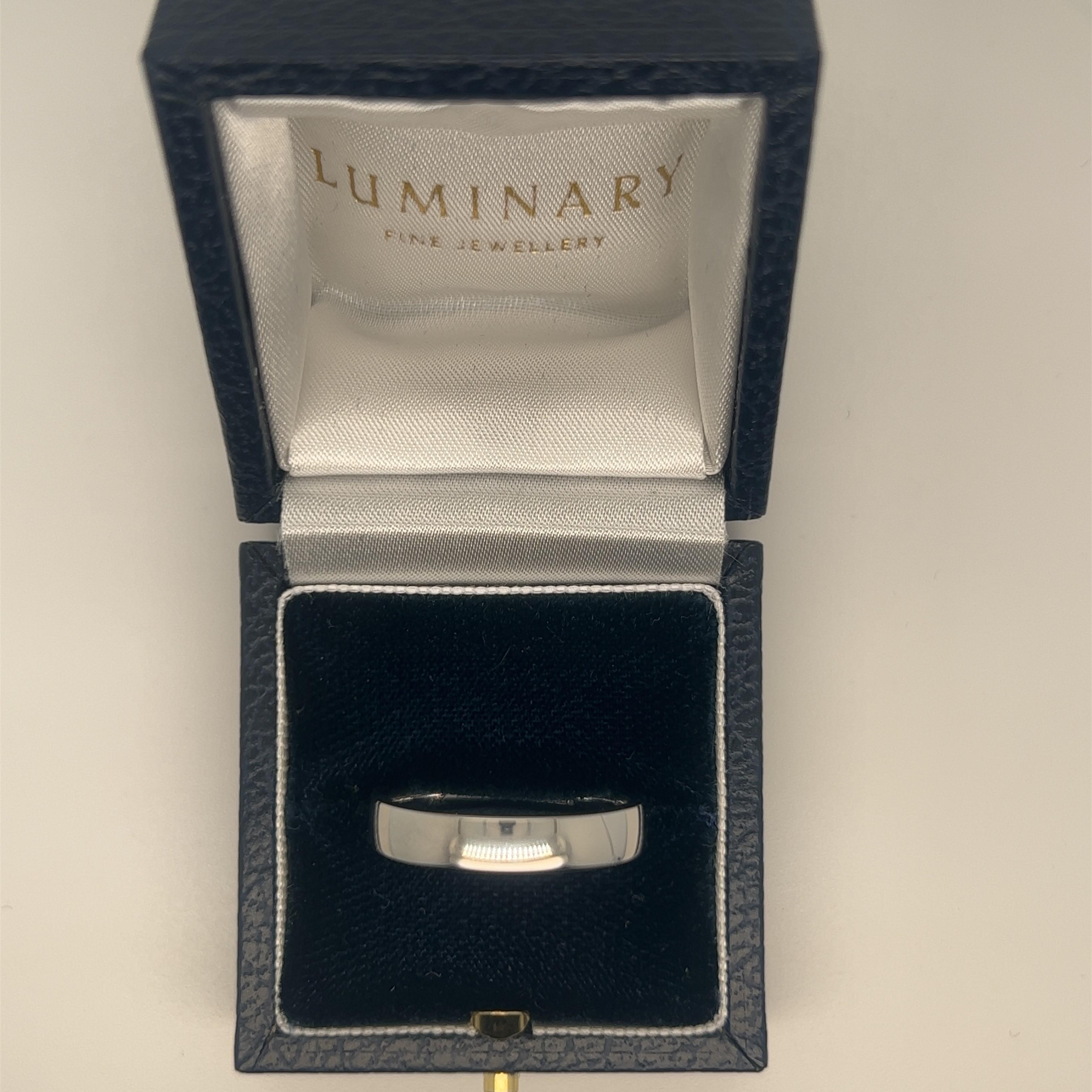 Platinum 4mm band Handcrafted in London; our low-domed modern court profile features a softened comfort fit lining, presented in a medium gauge.

Size 9 US: Size S UK Size 60 European.

Can be re-sized up and down 2 Sizes.

For Bespoke sizing,