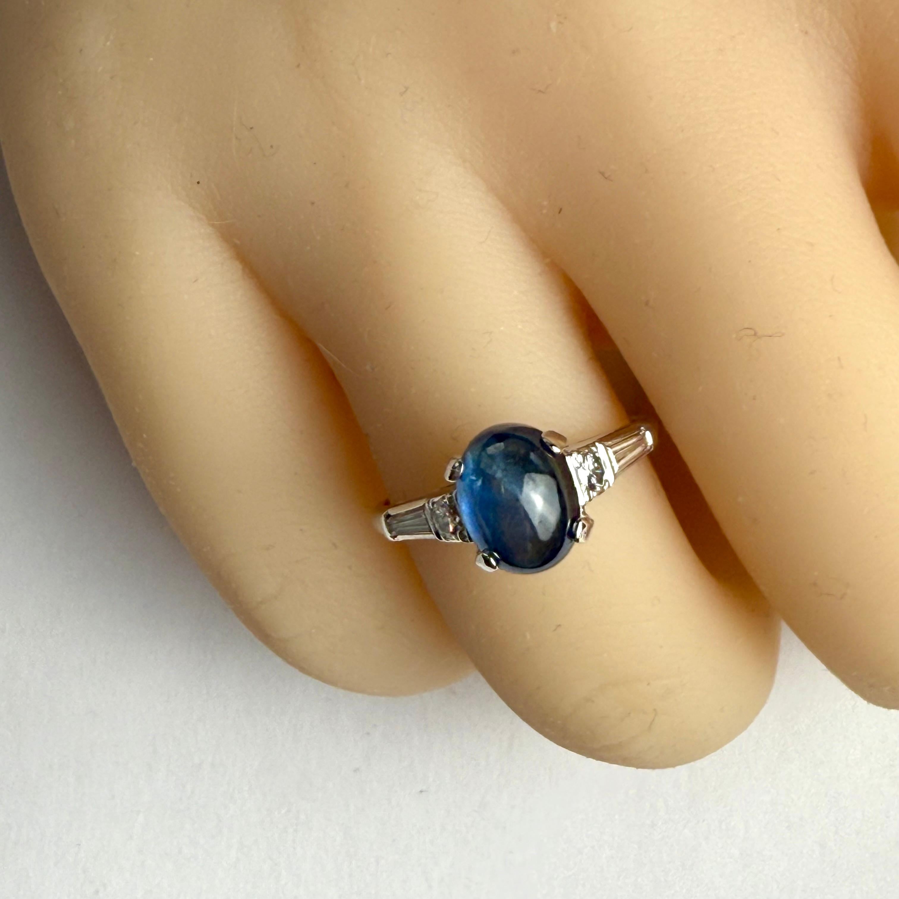 Moderno Anello in platino con 5 pietre, zaffiri di Ceylon e diamanti in vendita