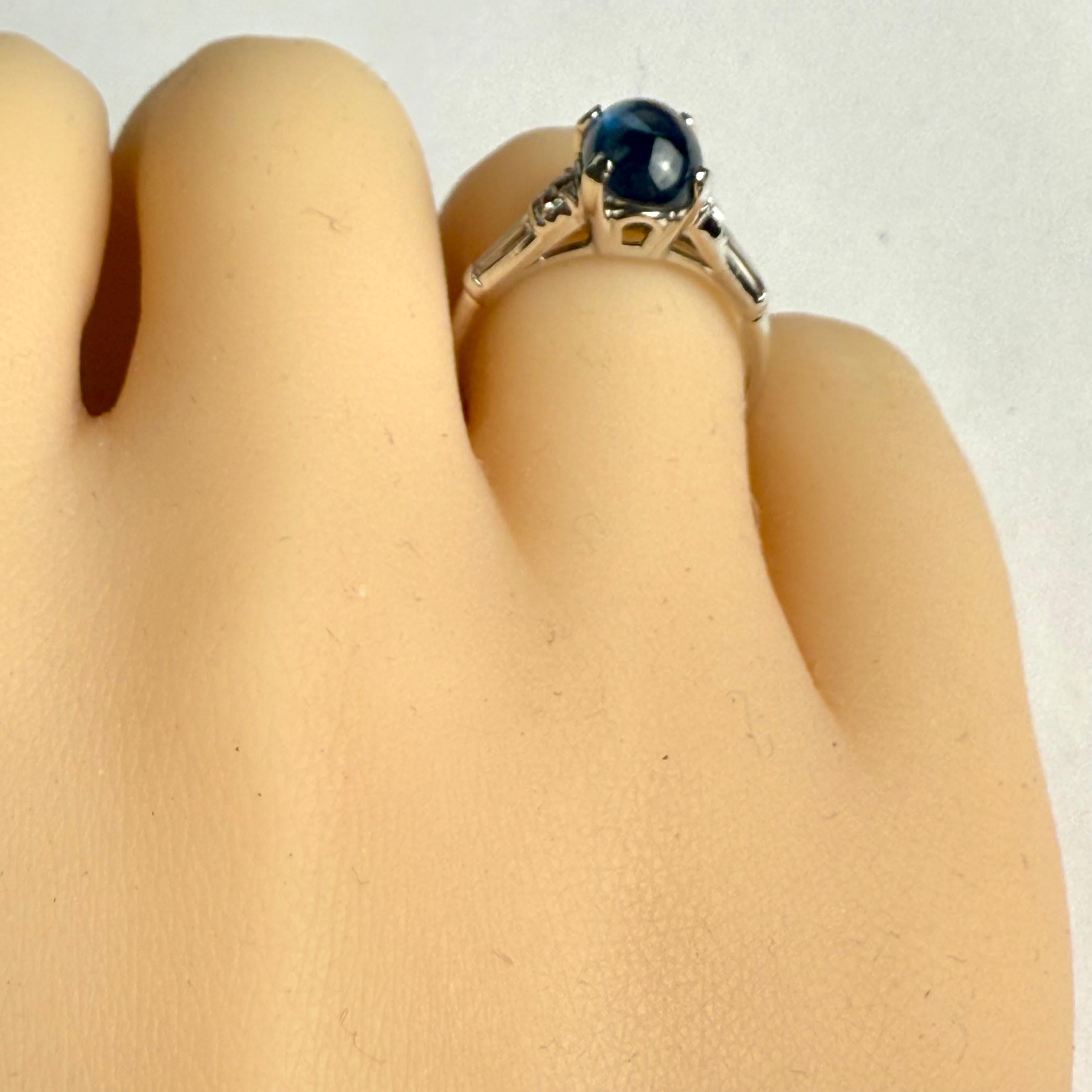 Anello in platino con 5 pietre, zaffiri di Ceylon e diamanti In condizioni buone in vendita a New York, NY