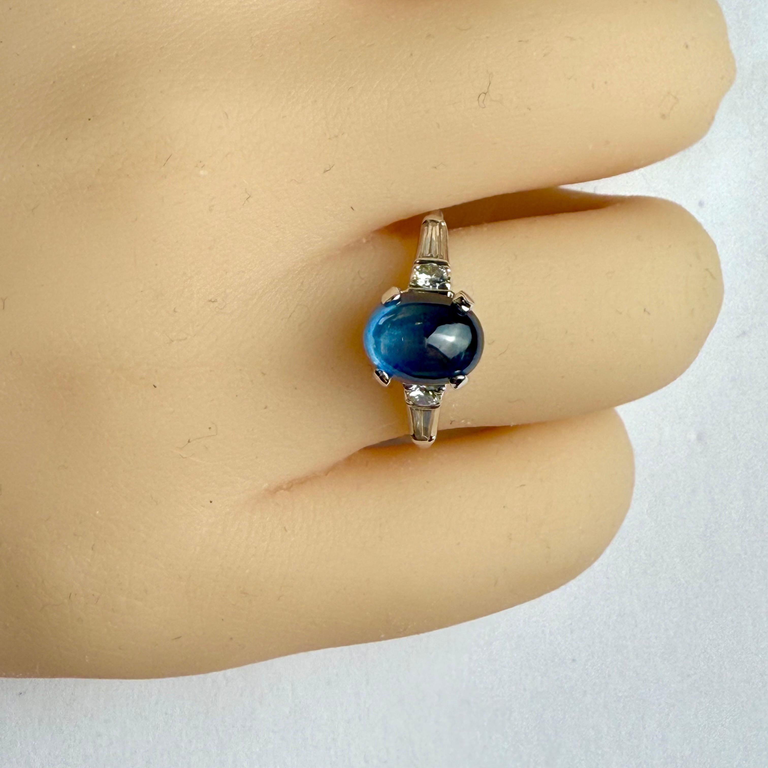 Anello in platino con 5 pietre, zaffiri di Ceylon e diamanti in vendita 1