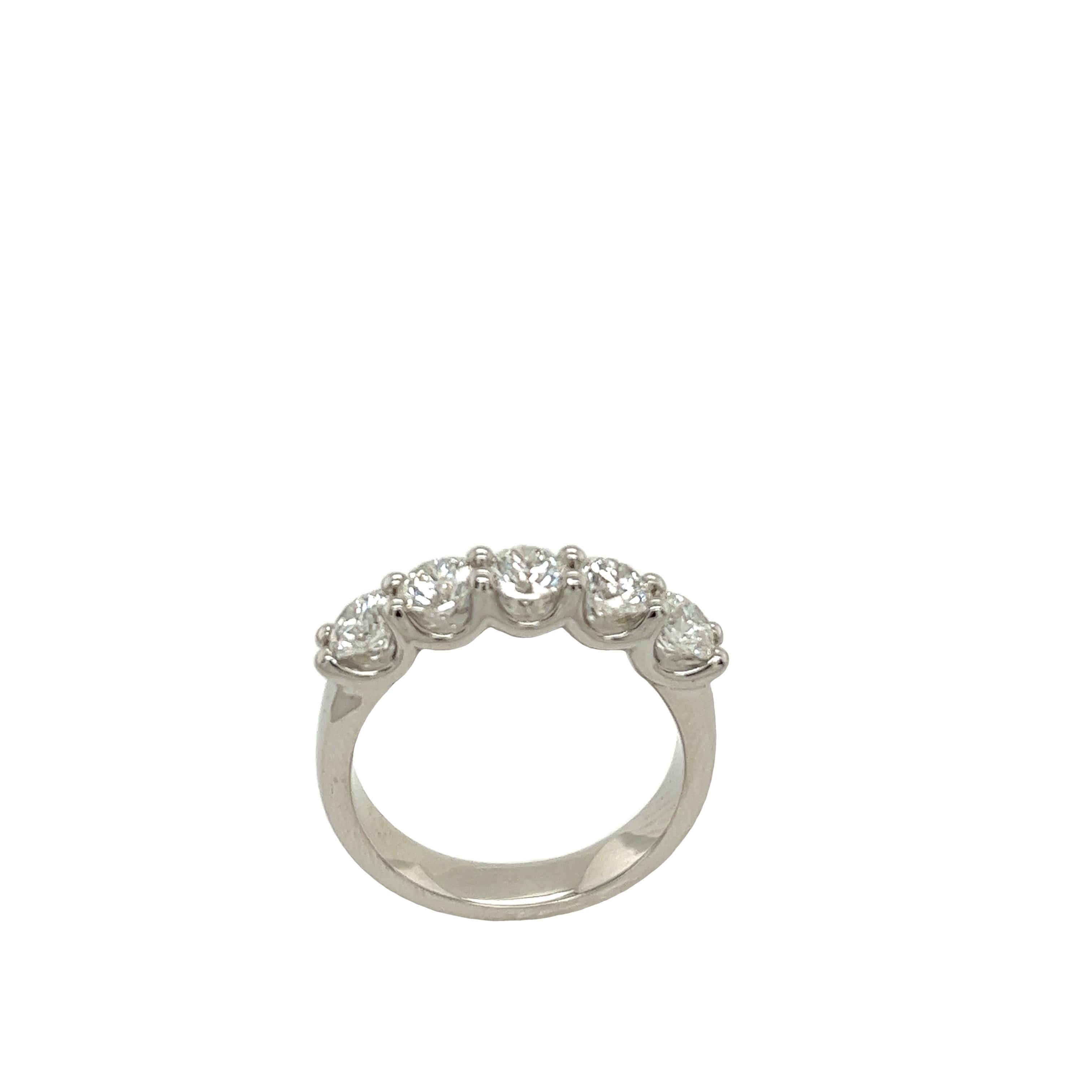 Erhöhen Sie Ihre Eleganz mit diesem atemberaubenden 5-Stein-Diamantring aus Platin. 
Sorgfältig gefertigt aus luxuriösem Platin, 
dieser Ring ist mit fünf exquisiten runden Diamanten im Brillantschliff besetzt 
mit einem Gesamtkaratgewicht von