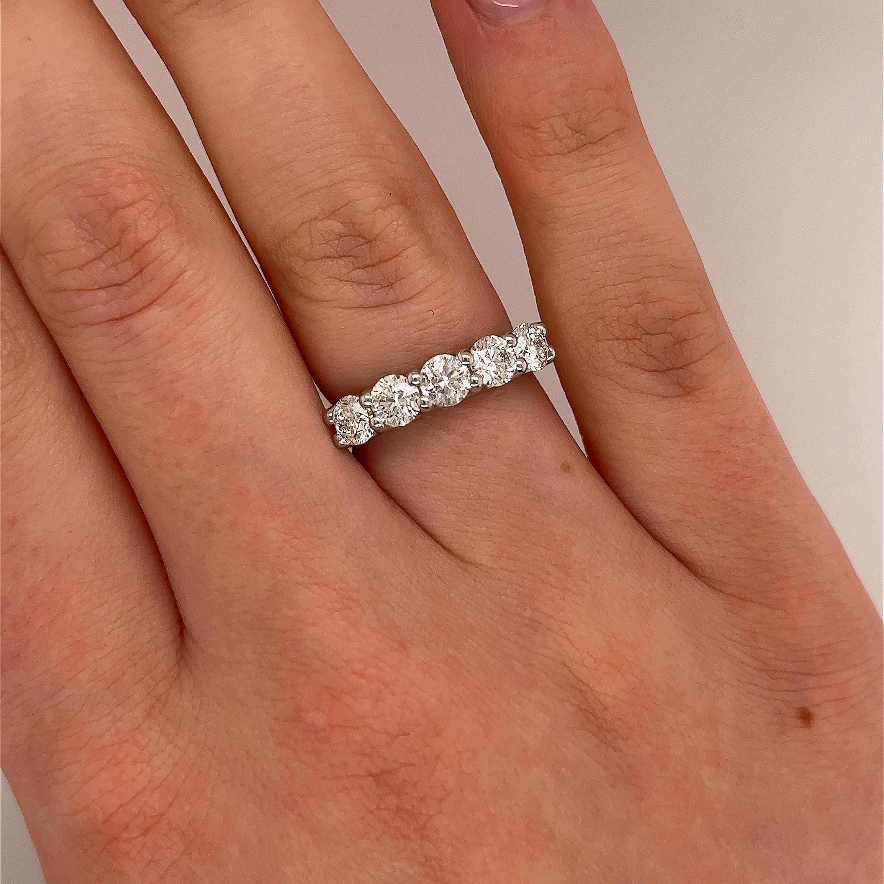 Platin 5-Stein-Diamantring, gefasst mit 1,50 Karat GIA runden Diamanten im Brillantschliff (Rundschliff)