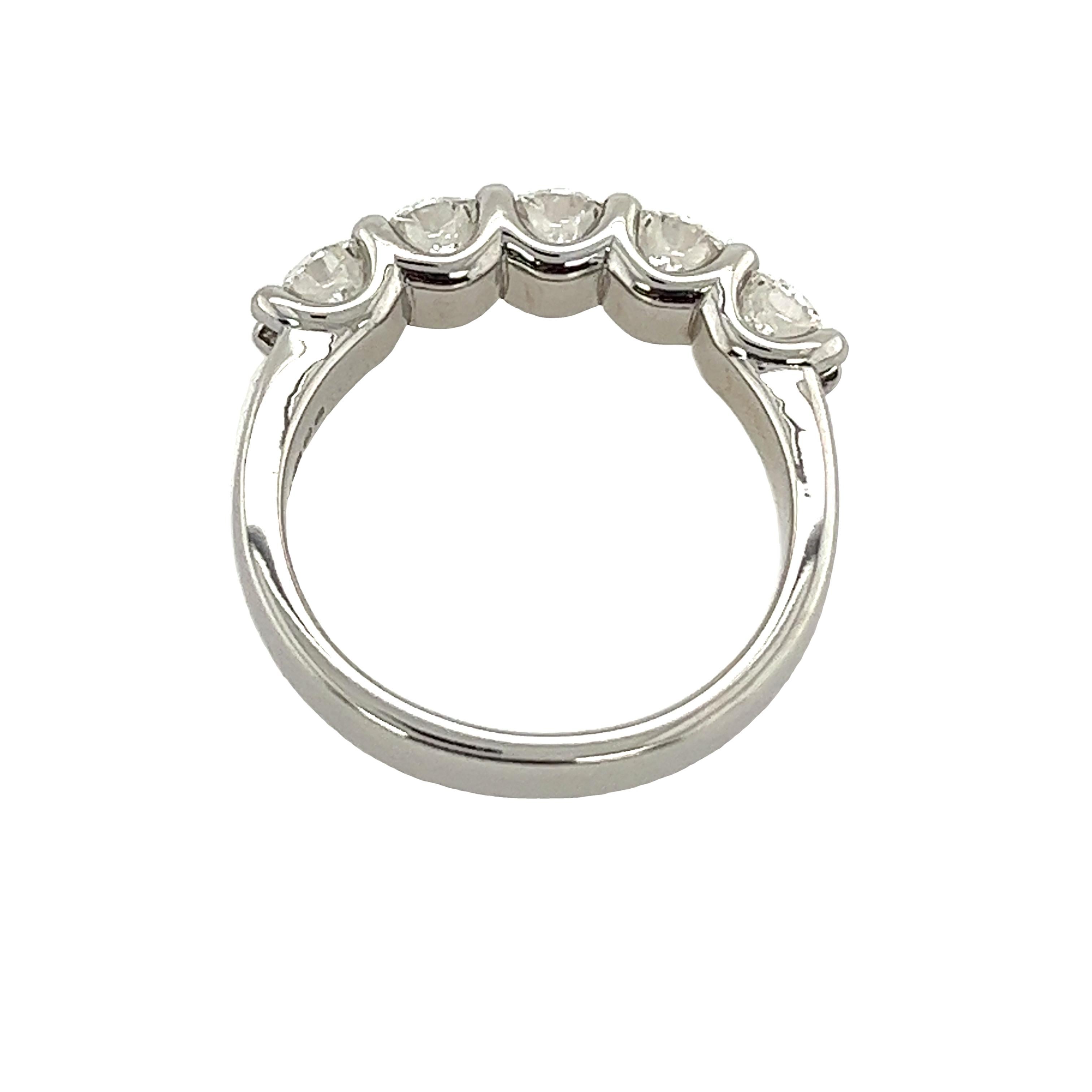 Platin 5-Stein-Diamantring, gefasst mit 1,50 Karat GIA runden Diamanten im Brillantschliff im Zustand „Neu“ in London, GB