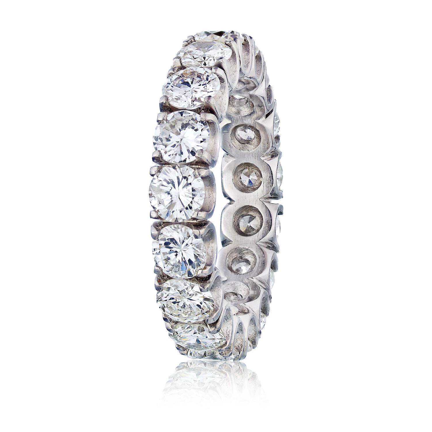 Dieser schöne Ring ist aus Platin gefertigt und mit runden Diamanten im Brillantschliff mit einem Gesamtgewicht von 5,00cts besetzt. Die Diamanten sind rundherum in einer sicheren U-förmigen Fassung gefasst. Dieser Ring hat eine Breite von 4,5 mm