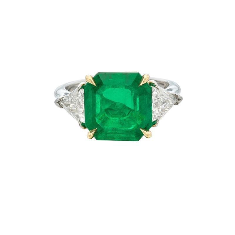 - Featuring a square emerald-cut emerald, flanked by a pair of triangle-shaped diamonds.
- Emerald weighing 5.11 carats
- Platinum and 18 karat gold
- Size 5¾
- Accompanied by SSEF report no. 134071, dated November 6, 2023, stating that the emerald