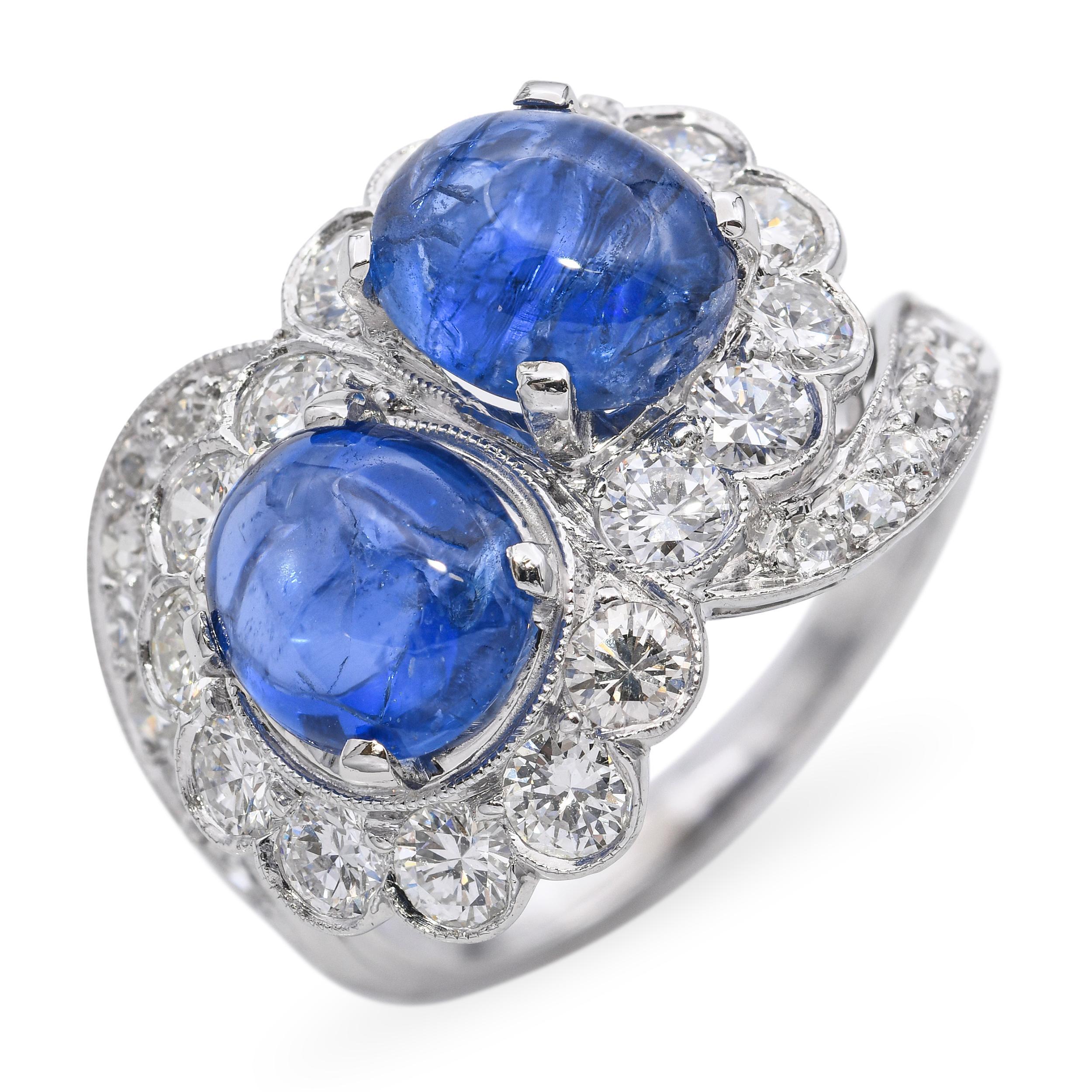 Cette exquise bague florale Toi et Moi est fabriquée en platine luxueux et présente une combinaison étonnante de saphirs vifs de 5,14 carats au total et de diamants étincelants de 1,25 carat au total. Le design mélange magnifiquement deux motifs
