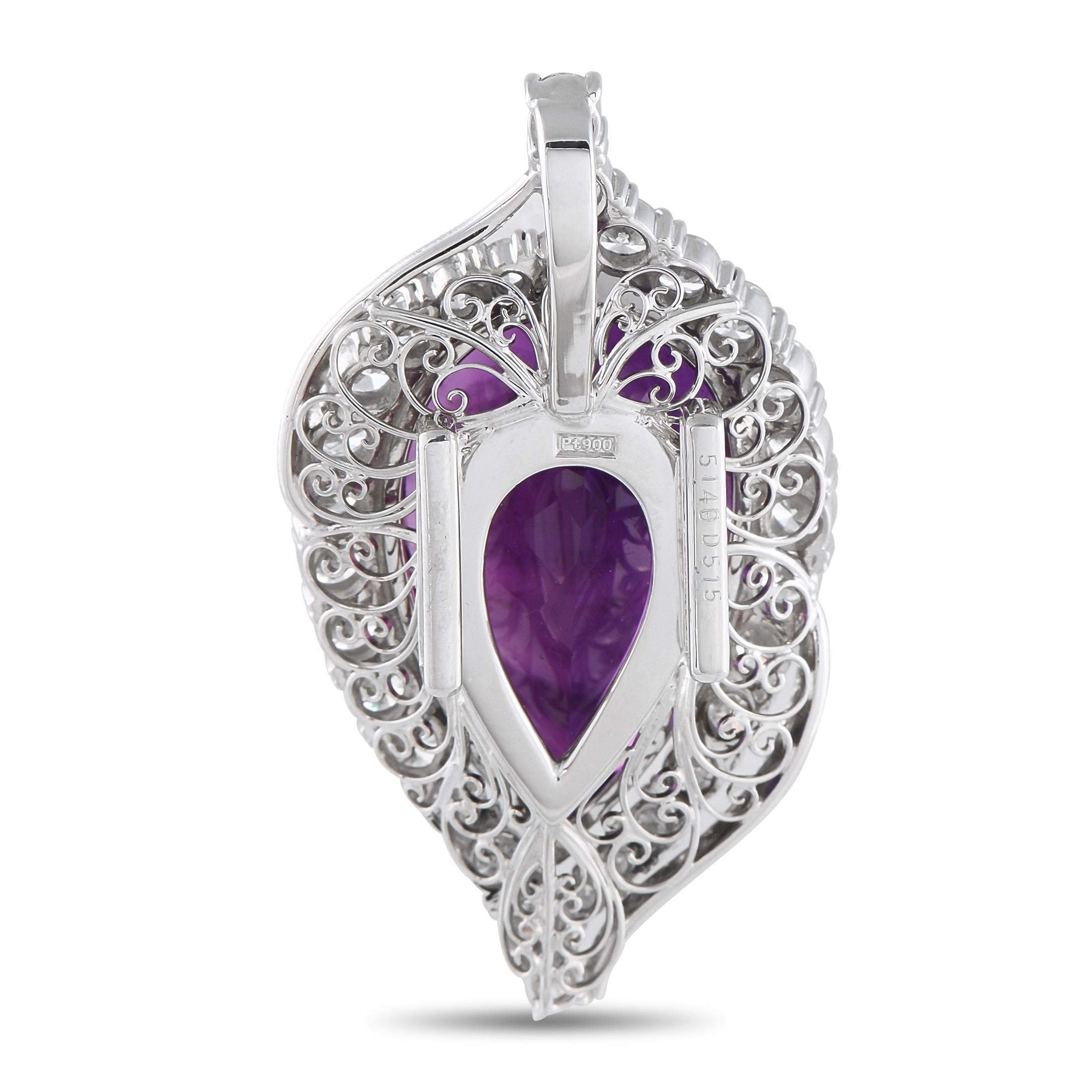 Ce pendentif saisissant dégage une impression de luxe intemporel. Au centre, une améthyste de 51,22 carats en forme de poire sert de point focal. Un halo de diamants étincelants d'un poids total de 5,15 carats ajoute encore à l'élégance. Serti en