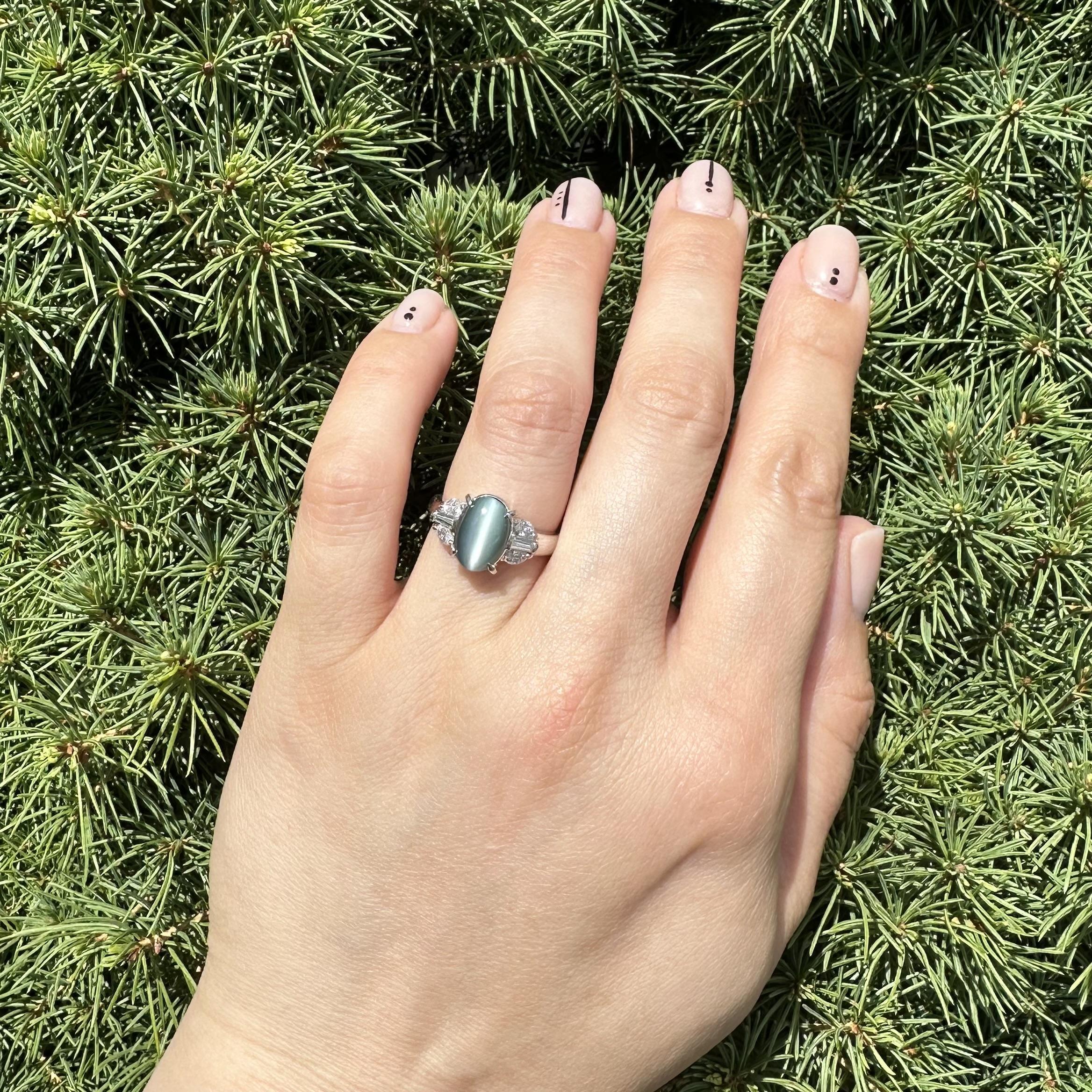 Anillo de cóctel con diamantes de ojo de gato verde grisáceo ovalados únicos de 5,1 ctw en platino en venta 5