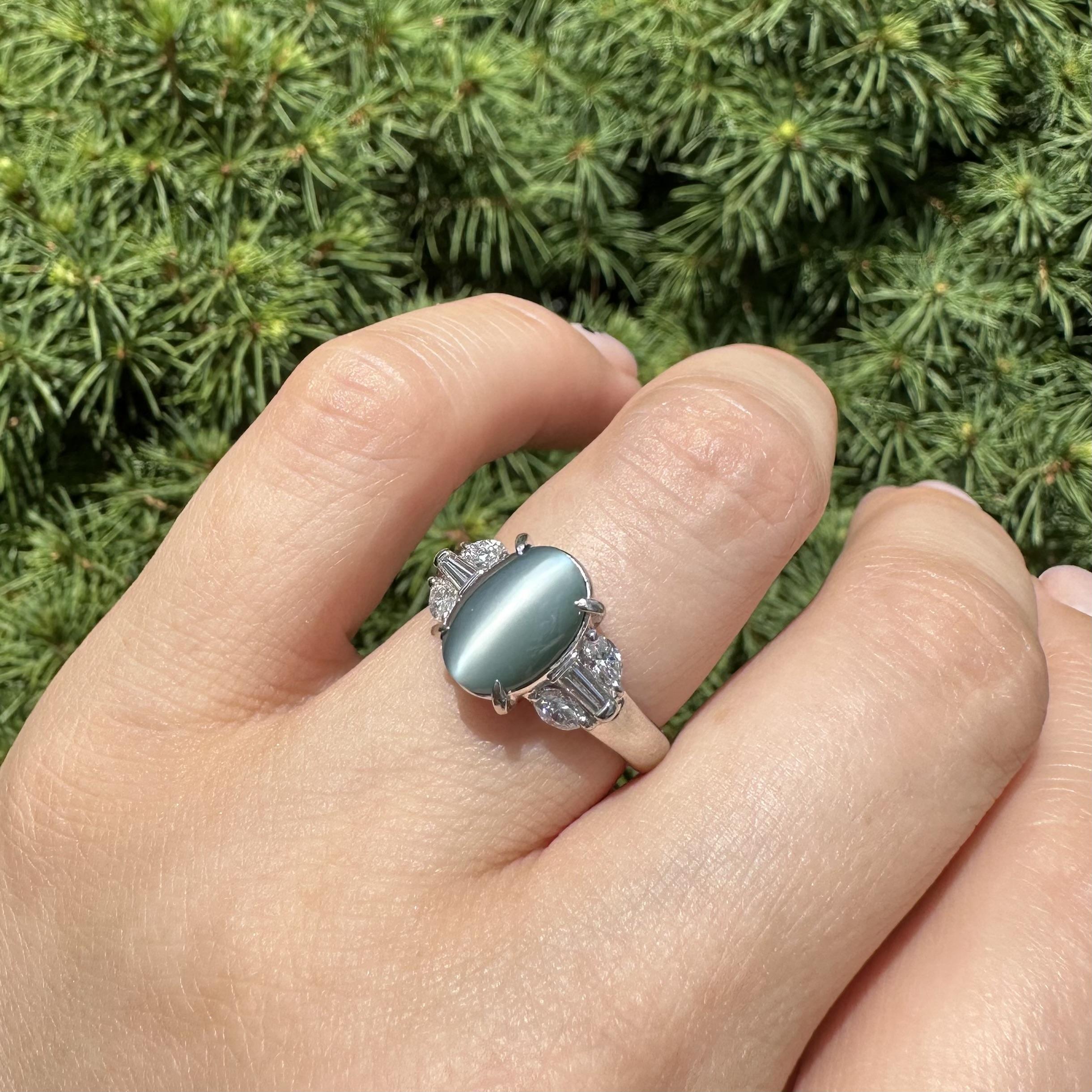 Anillo de cóctel con diamantes de ojo de gato verde grisáceo ovalados únicos de 5,1 ctw en platino en venta 8