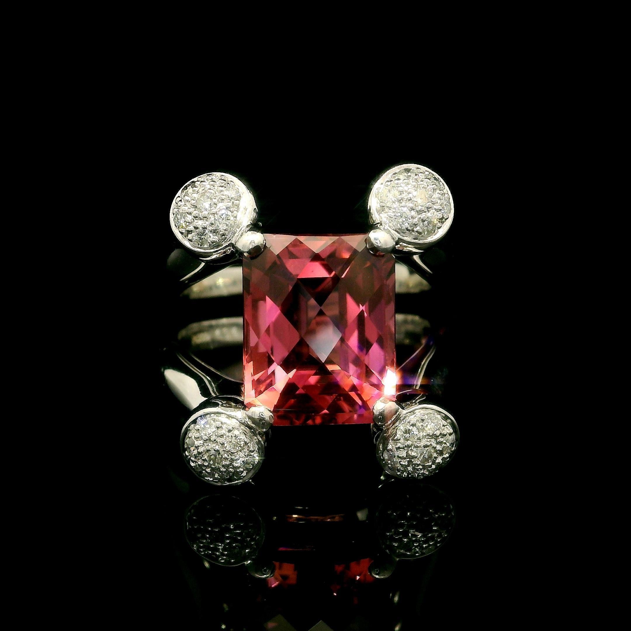 Anello con gambo diviso in platino con tormalina rosa e diamanti di alta qualità da 5,2 ct. in vendita 5
