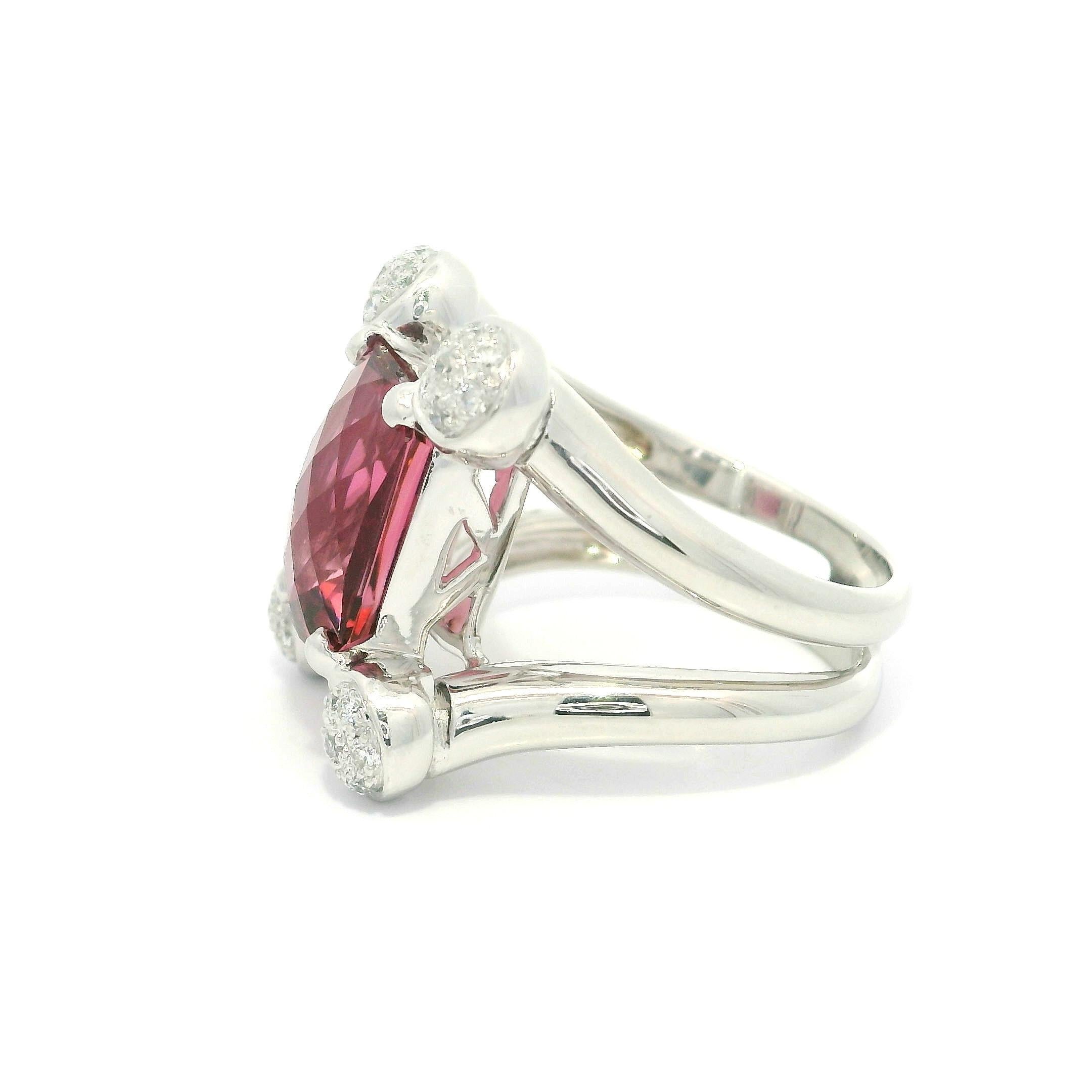 --Pietre: --
(1) Tormalina naturale autentica - taglio a scacchiera - incastonata - colore rosa brillante molto bello - 11,1x8,9mm - 4,94ct (esatto)
(28) Diamanti naturali autentici - taglio rotondo brillante - incastonati - bel colore bianco fuoco
