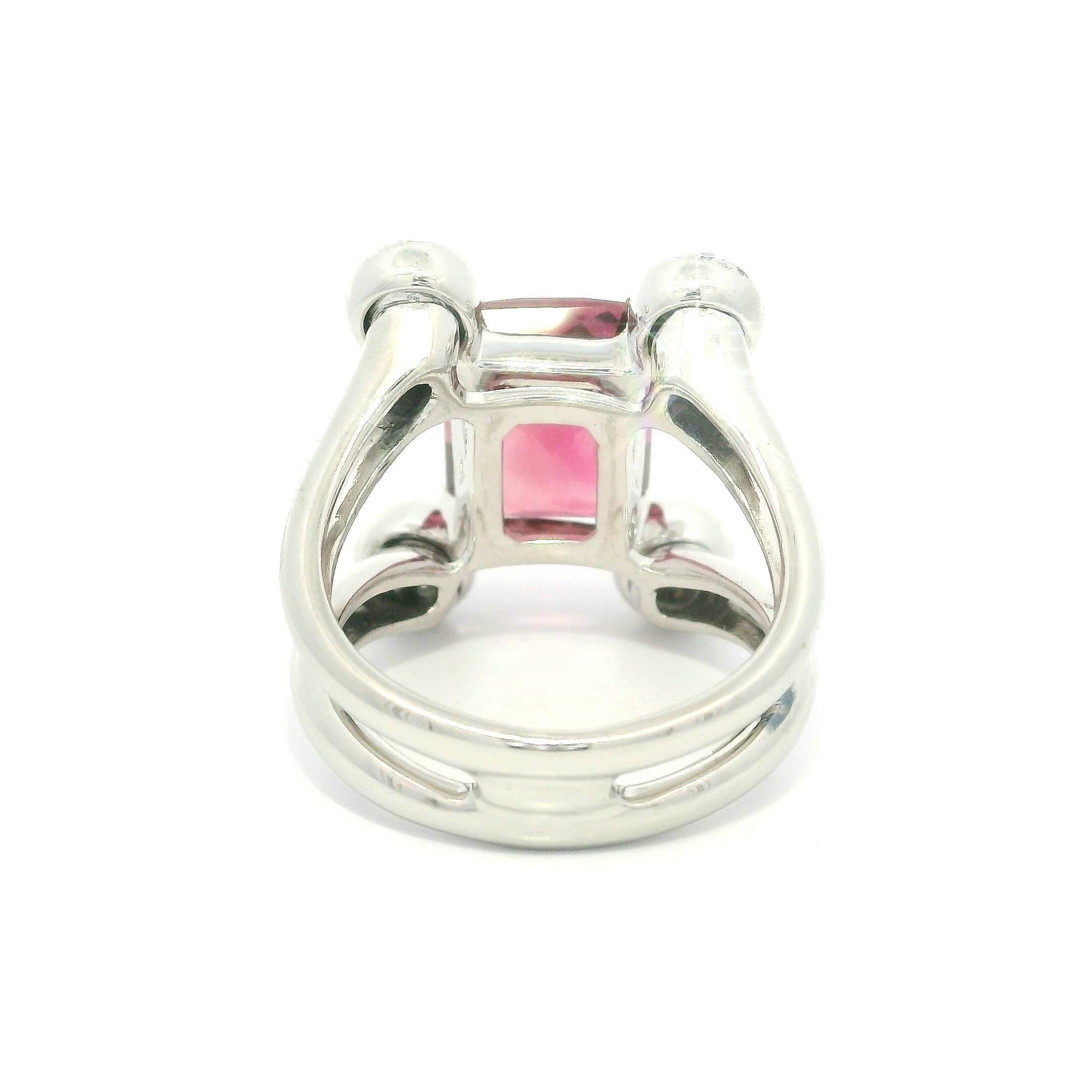Taglio cuscino Anello con gambo diviso in platino con tormalina rosa e diamanti di alta qualità da 5,2 ct. in vendita