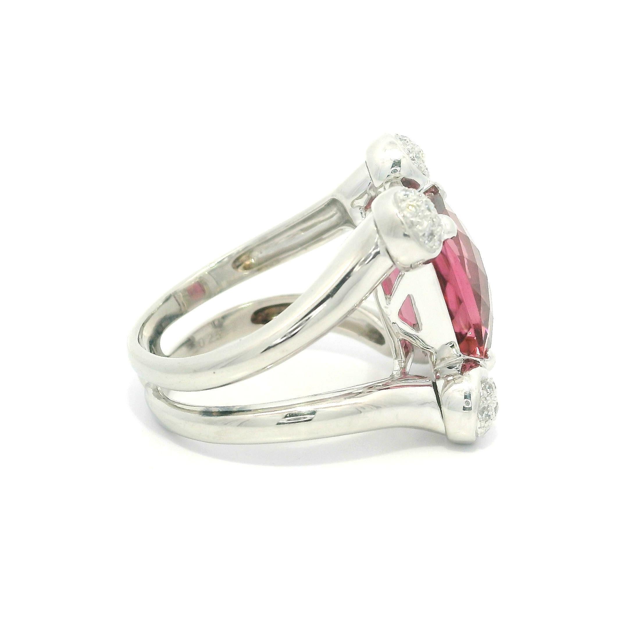 Anello con gambo diviso in platino con tormalina rosa e diamanti di alta qualità da 5,2 ct. In condizioni ottime in vendita a Montclair, NJ