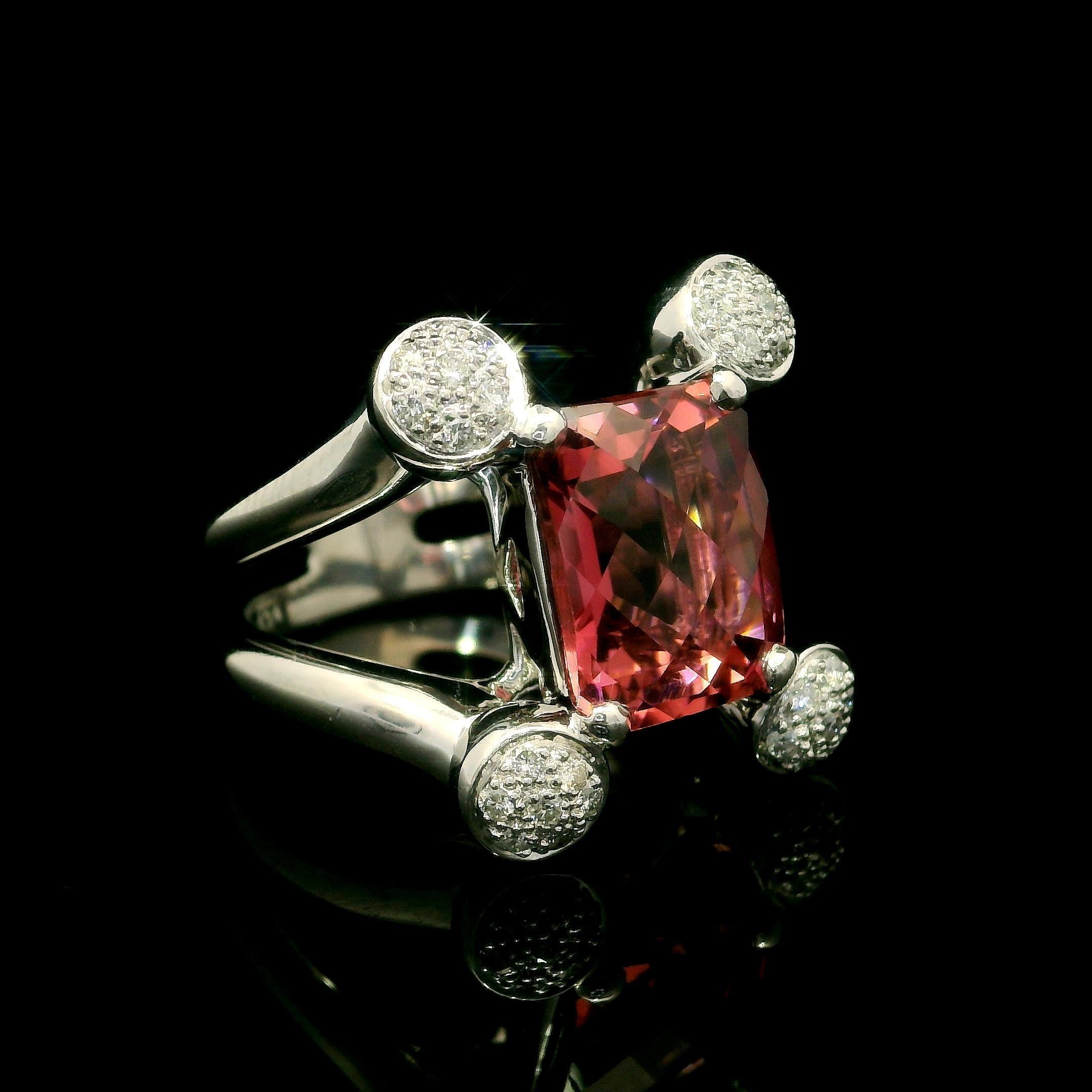 Donna Anello con gambo diviso in platino con tormalina rosa e diamanti di alta qualità da 5,2 ct. in vendita