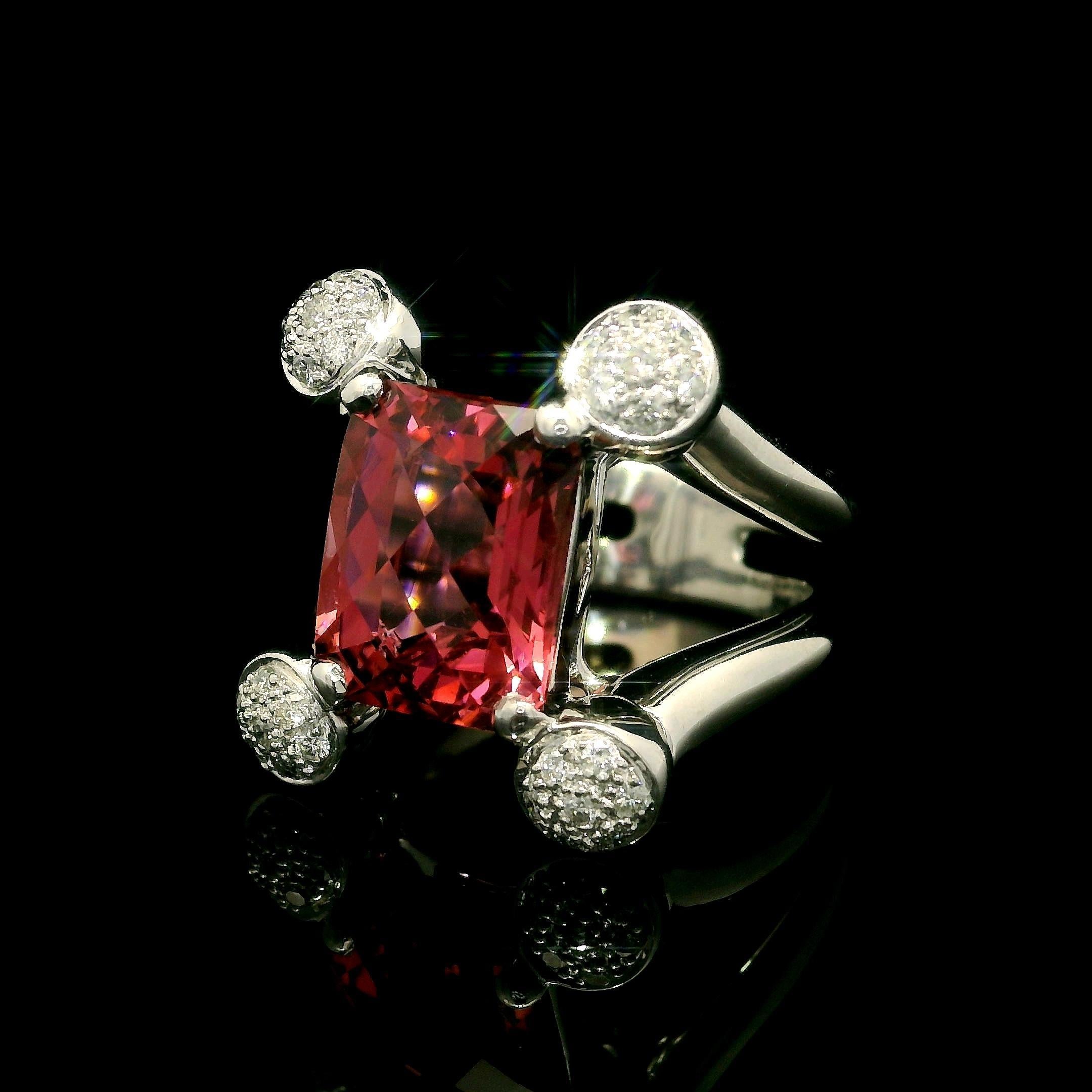 Anello con gambo diviso in platino con tormalina rosa e diamanti di alta qualità da 5,2 ct. in vendita 1
