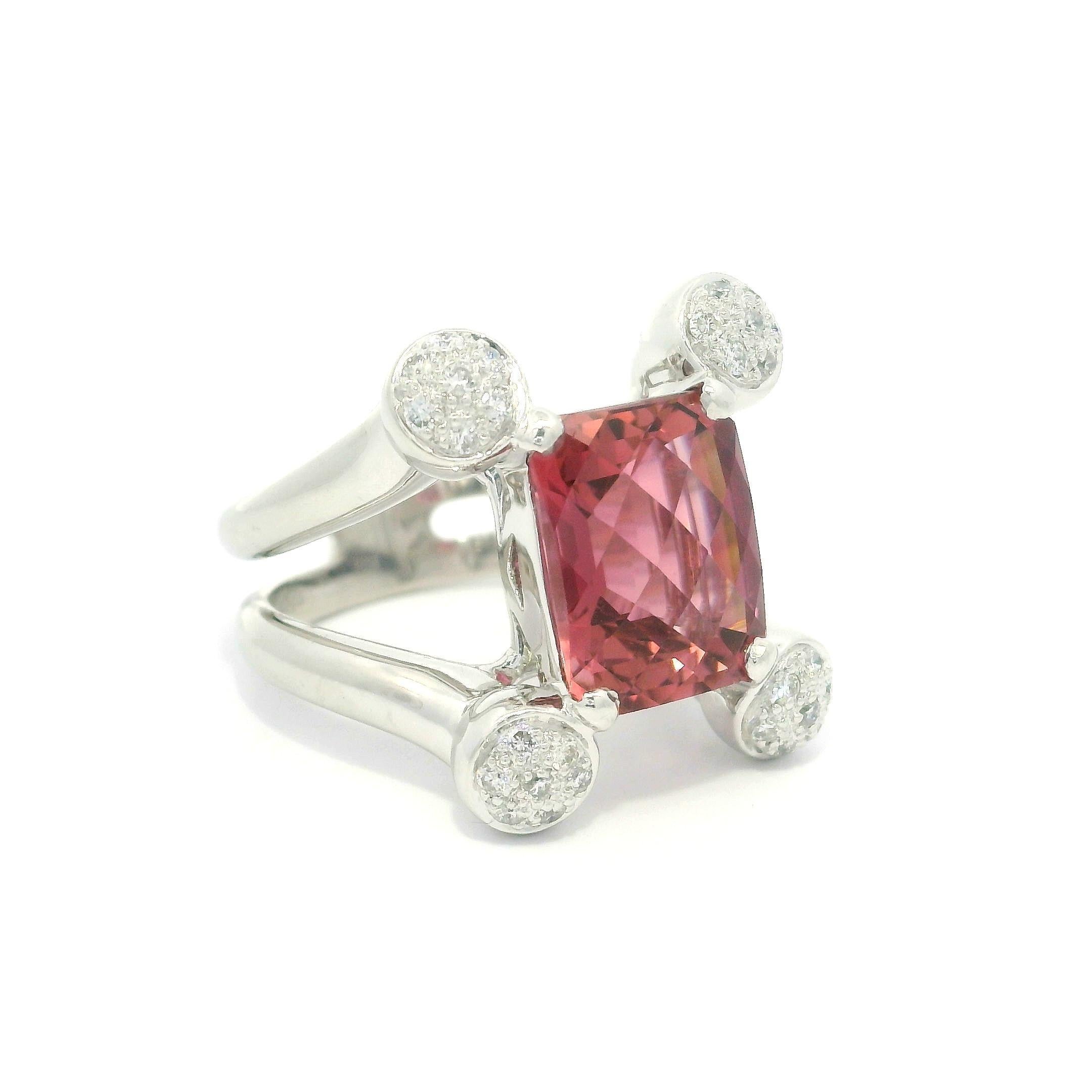 Anello con gambo diviso in platino con tormalina rosa e diamanti di alta qualità da 5,2 ct. in vendita 3