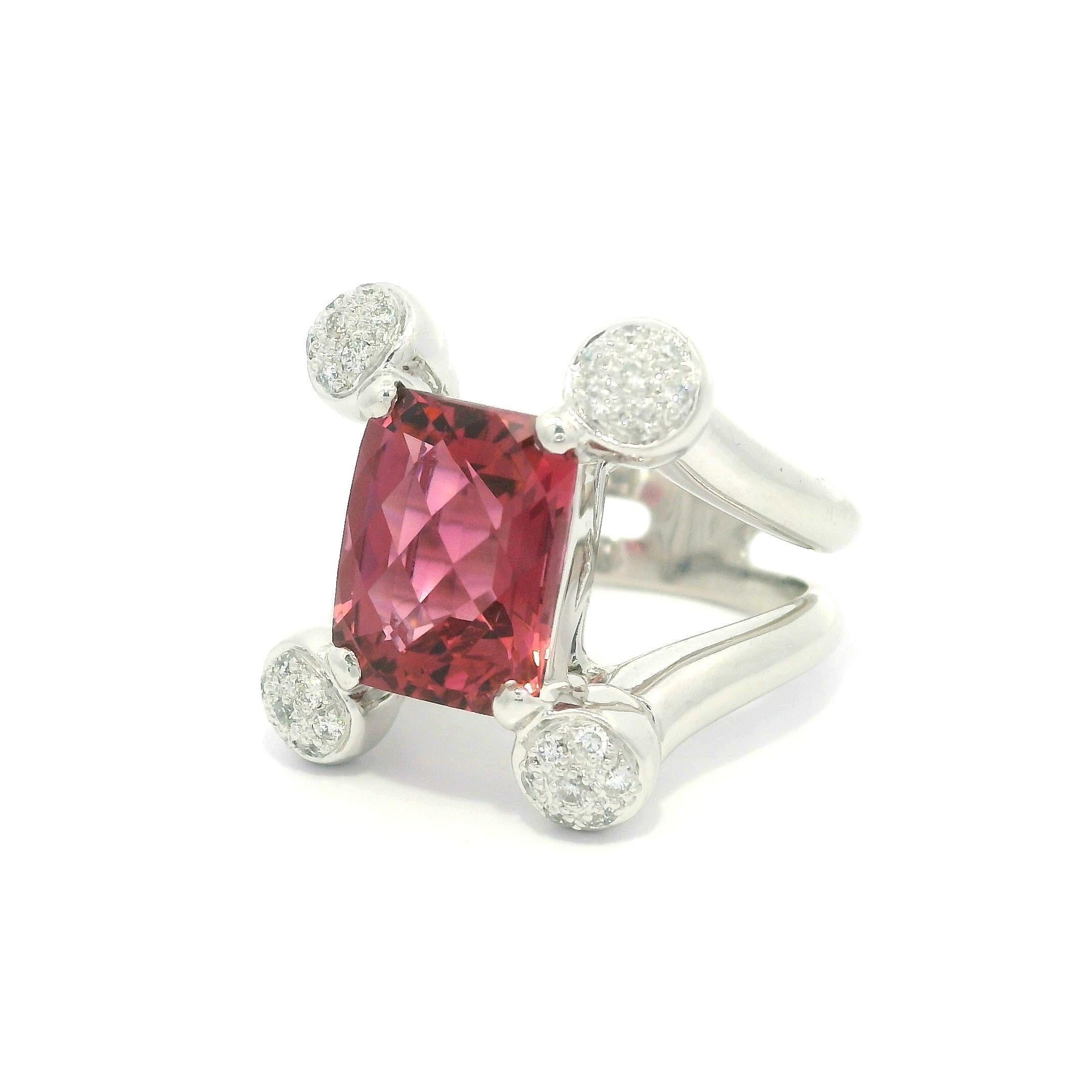 Anello con gambo diviso in platino con tormalina rosa e diamanti di alta qualità da 5,2 ct. in vendita 4