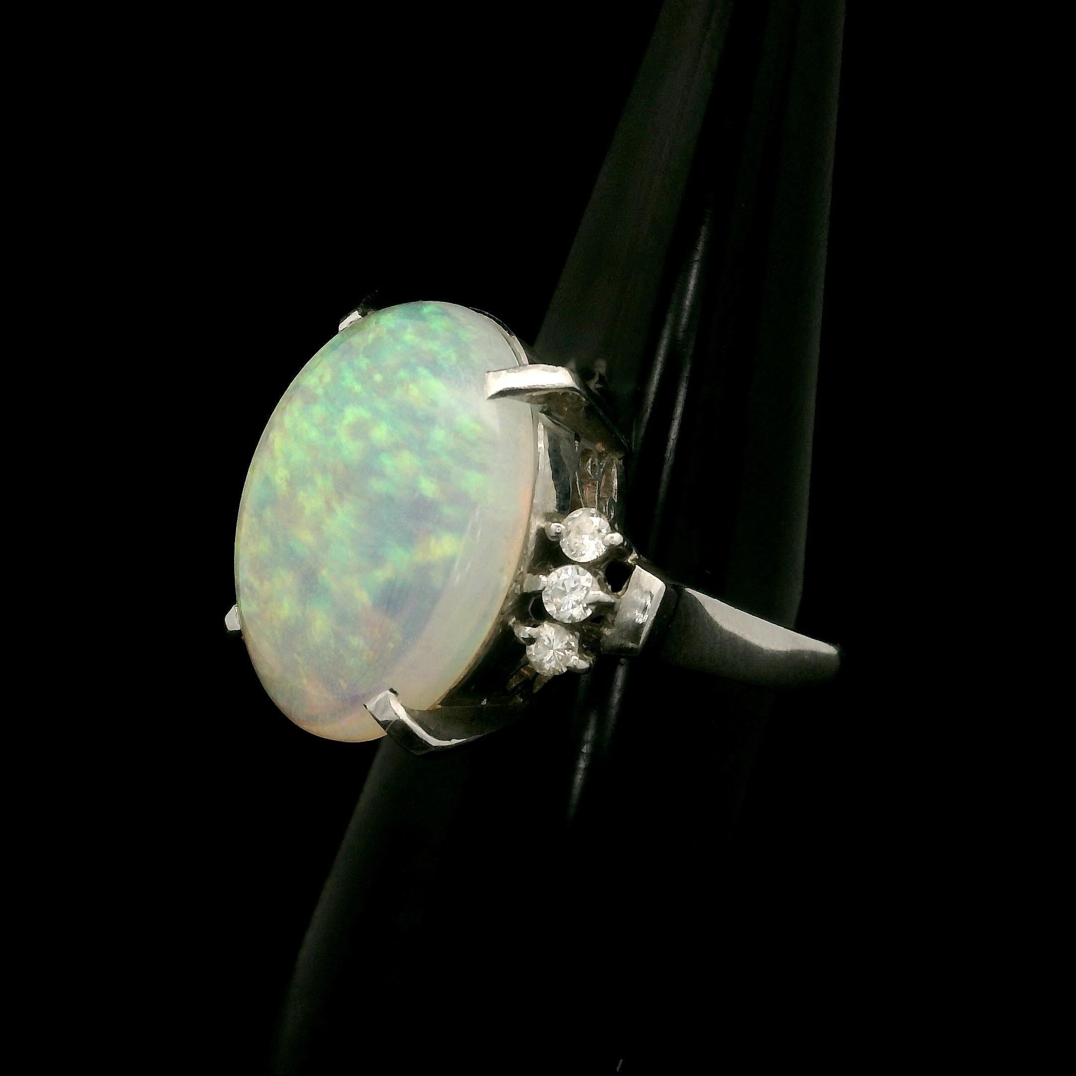 Anello classico in platino con opale bianco ovale e diamanti da 5,35 ct. in vendita 5