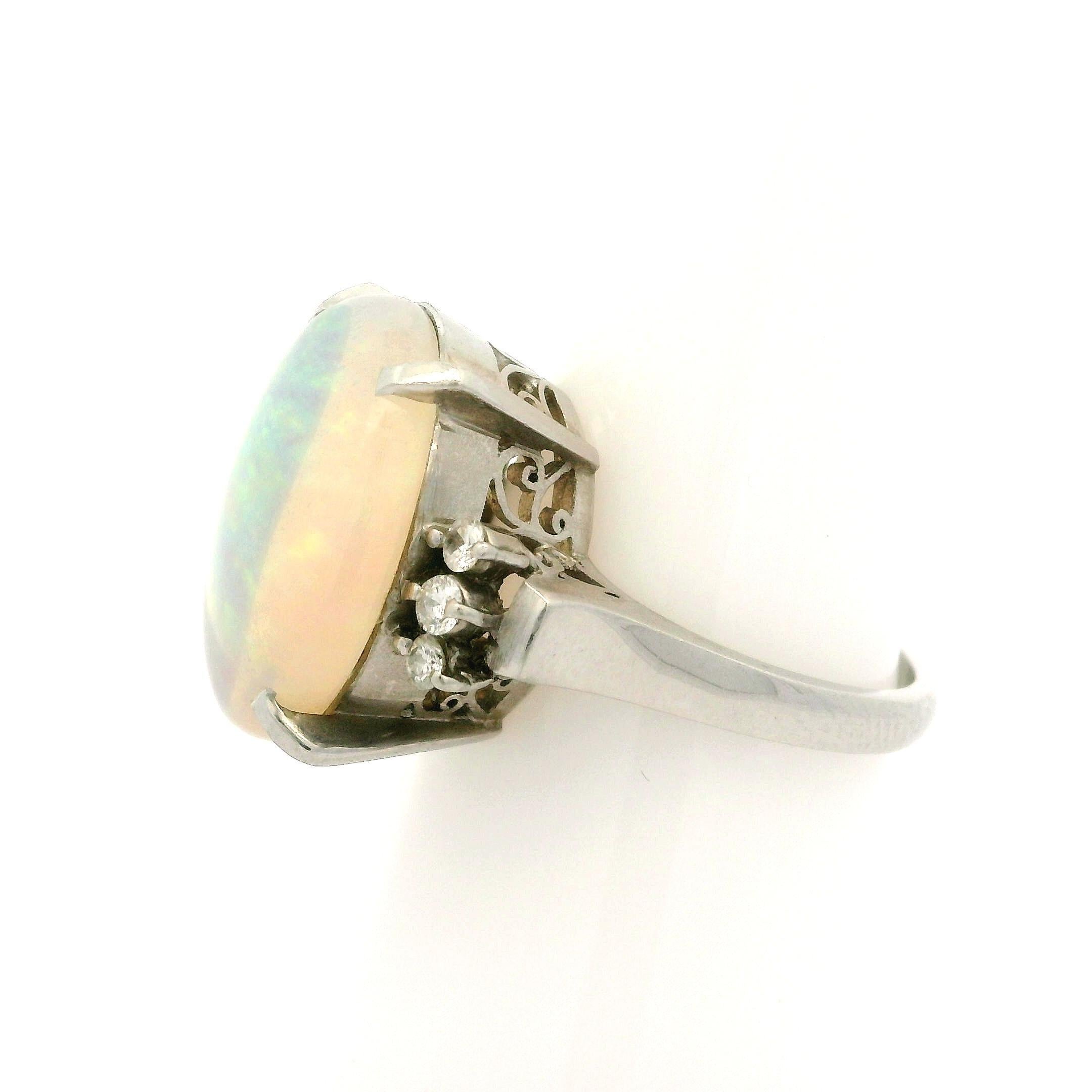 --Pietre: --
(1) Opale naturale autentico - taglio cabochon ovale - incastonato - colore bianco con un incredibile gioco di colori - 16.2x12.1mm (circa) - 5.18ct (esatto)
(6) Diamanti naturali autentici - taglio rotondo brillante - incastonati - bel