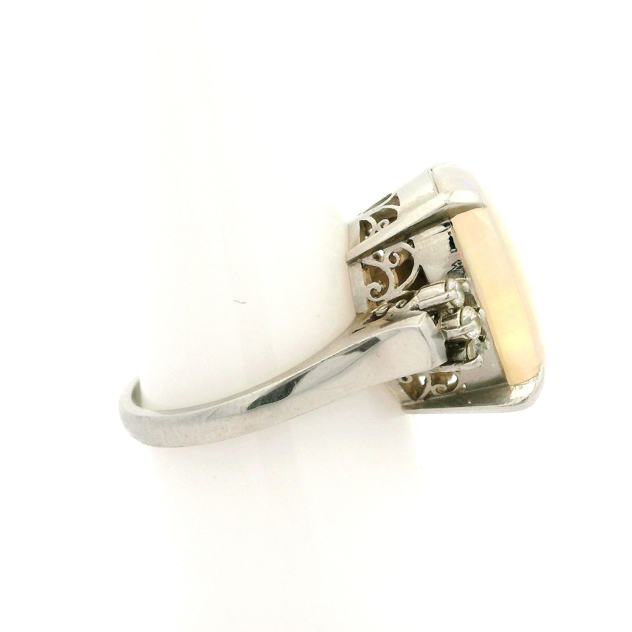 Cabochon Anello classico in platino con opale bianco ovale e diamanti da 5,35 ct. in vendita