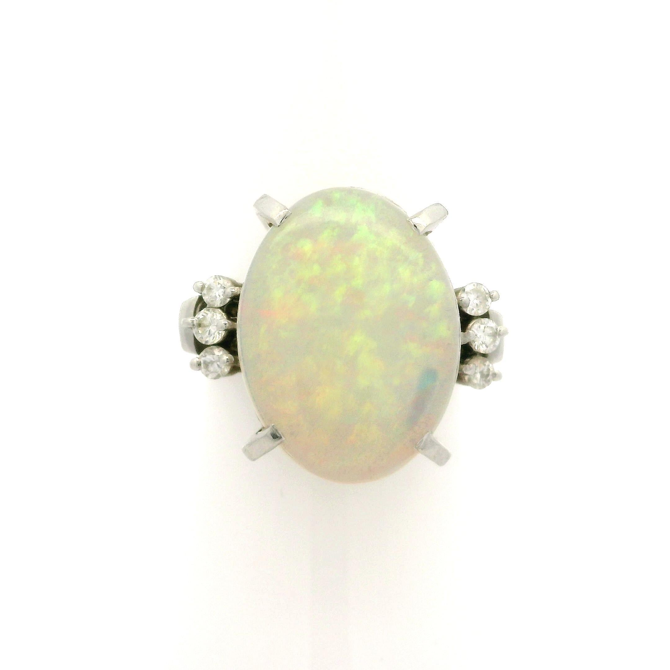 Anello classico in platino con opale bianco ovale e diamanti da 5,35 ct. In condizioni ottime in vendita a Montclair, NJ