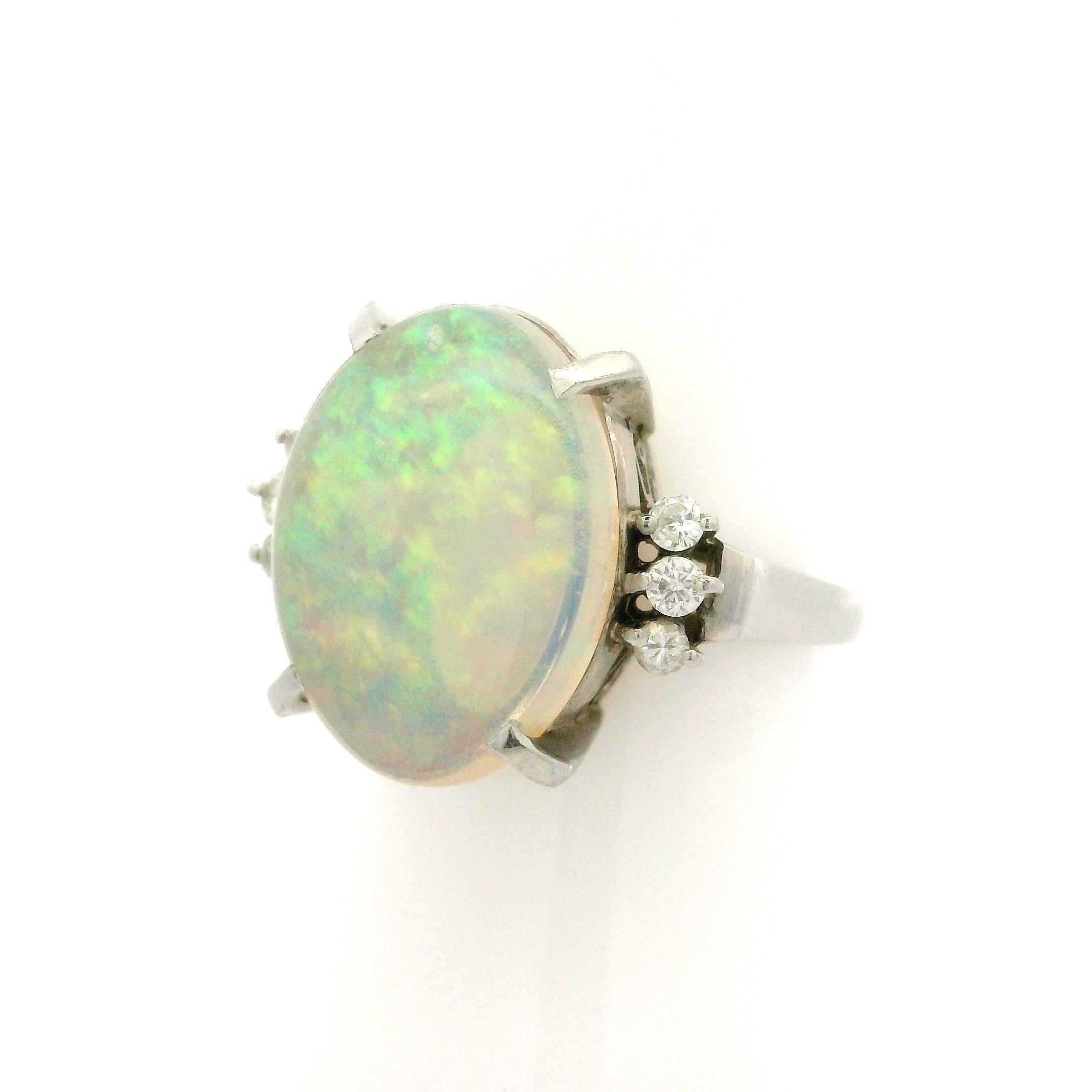 Donna Anello classico in platino con opale bianco ovale e diamanti da 5,35 ct. in vendita