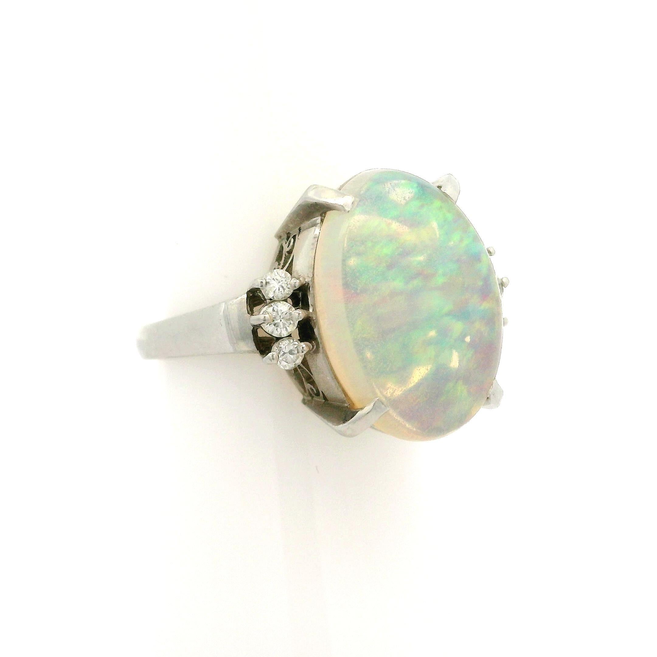 Anello classico in platino con opale bianco ovale e diamanti da 5,35 ct. in vendita 1