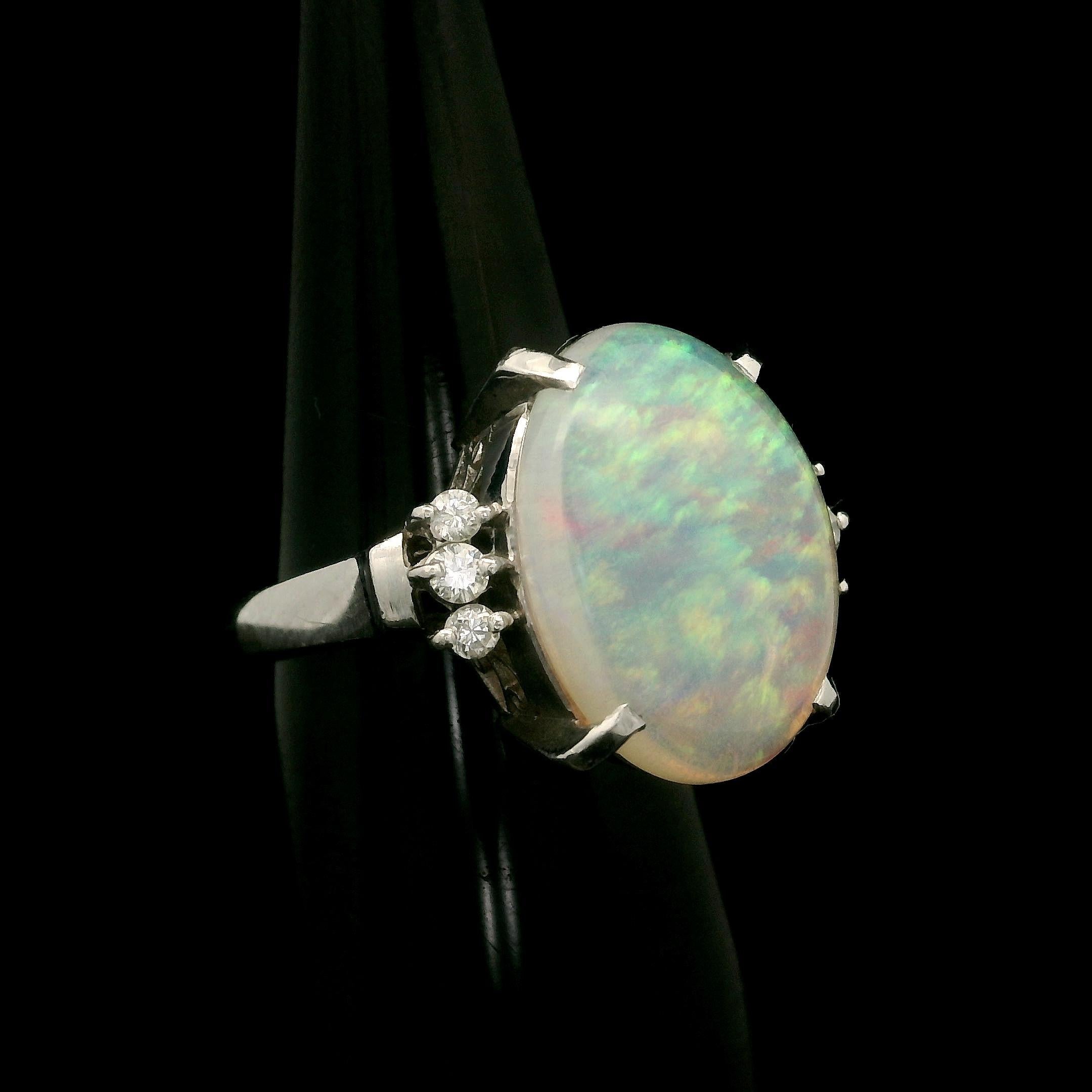 Anello classico in platino con opale bianco ovale e diamanti da 5,35 ct. in vendita 2