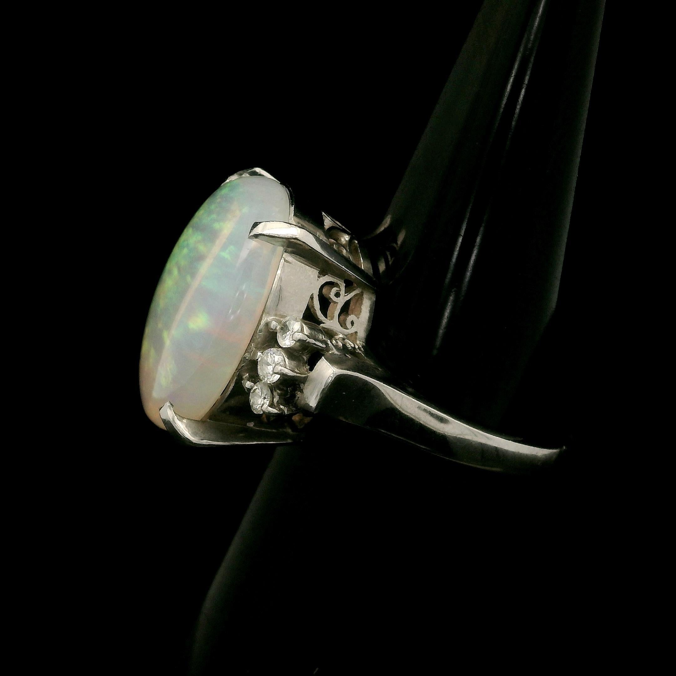 Anello classico in platino con opale bianco ovale e diamanti da 5,35 ct. in vendita 3