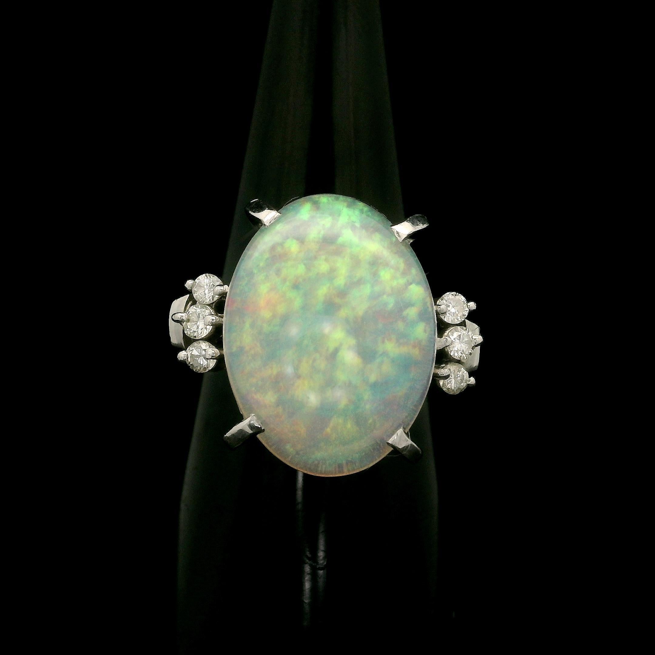 Anello classico in platino con opale bianco ovale e diamanti da 5,35 ct. in vendita 4