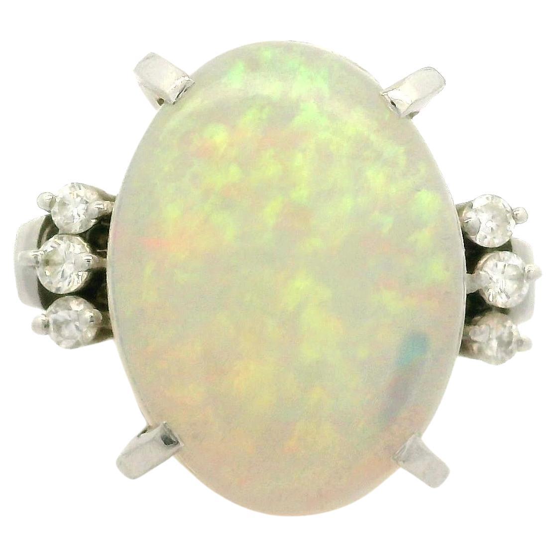 Anello classico in platino con opale bianco ovale e diamanti da 5,35 ct.