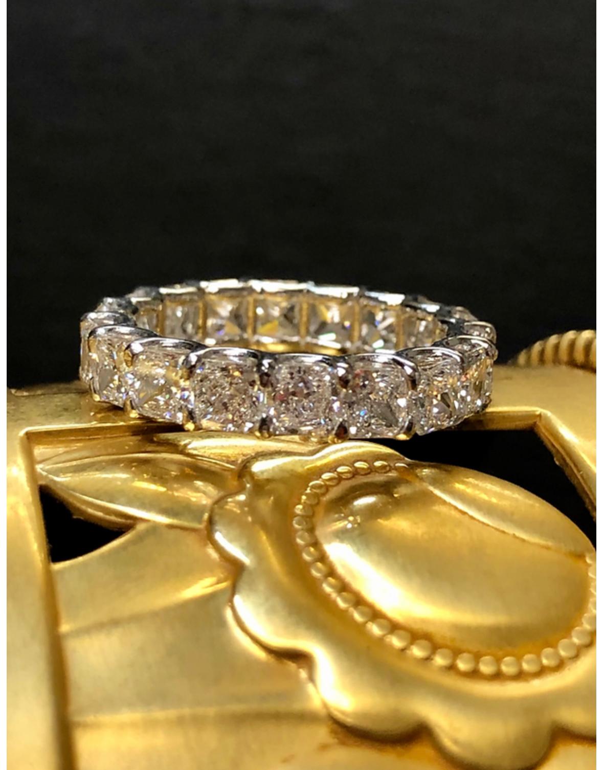 Contemporain Bague d'éternité en platine avec diamant radiant de 5,40 carats Sz 6,75 G Vs1 en vente
