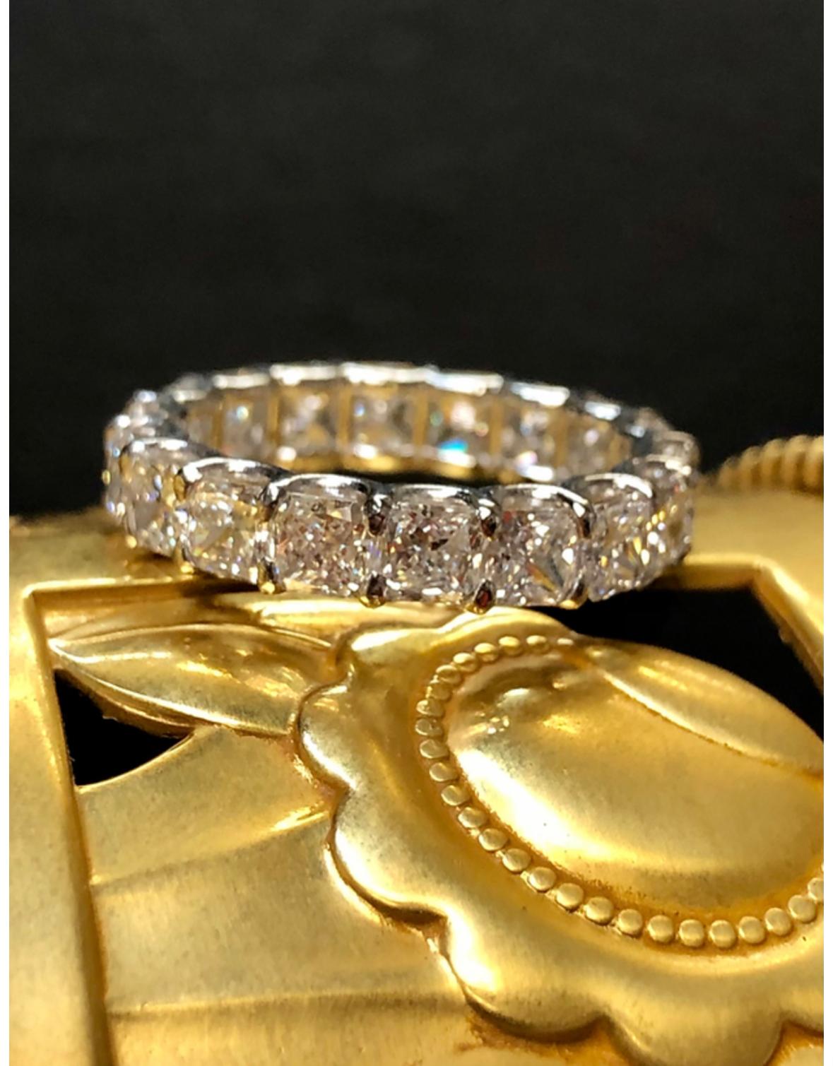 Bague d'éternité en platine avec diamant radiant de 5,40 carats Sz 6,75 G Vs1 Bon état - En vente à Winter Springs, FL