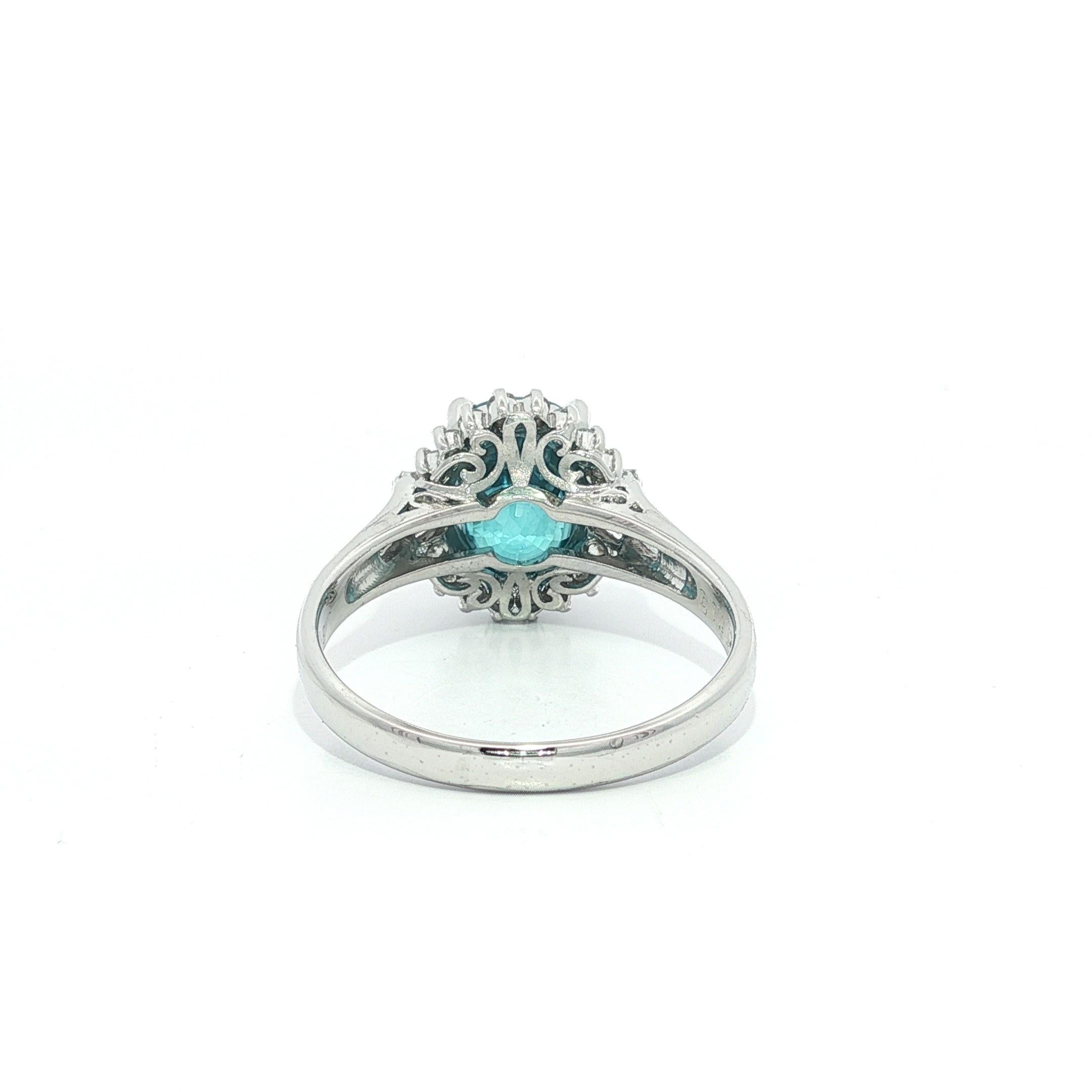 Taglio brillante Anello in platino con zircone blu a cuscino e diamante da 5,46 ct. in vendita
